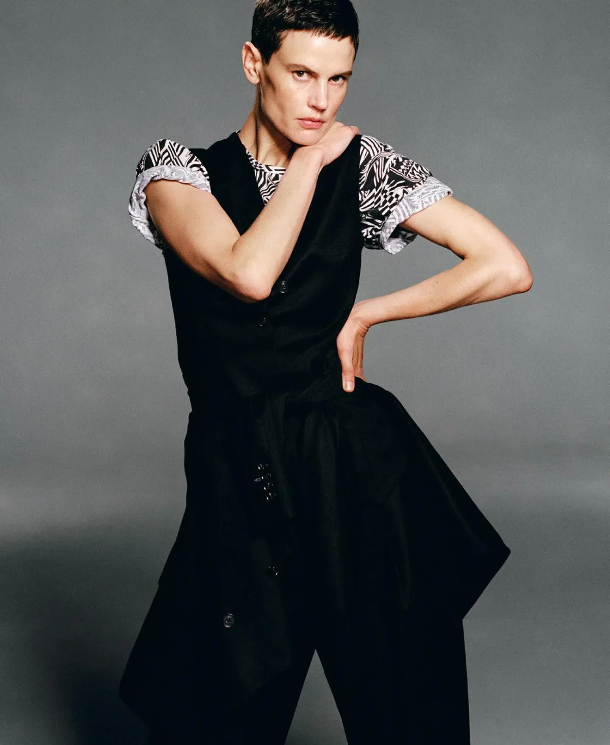 M Le magazine du Monde 27/09/2025: Lara Stone và Saskia de Brauw chụp bởi Tim Elkaïm