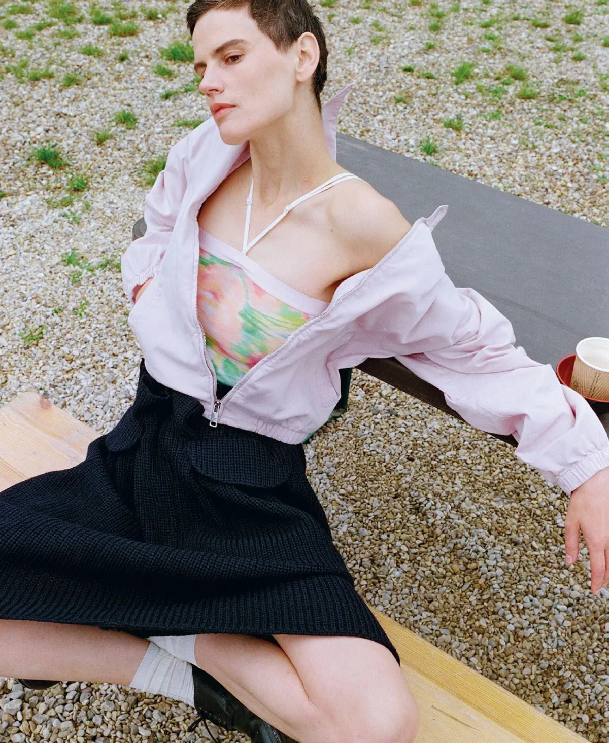 M Le magazine du Monde 27/09/2025: Lara Stone và Saskia de Brauw chụp bởi Tim Elkaïm