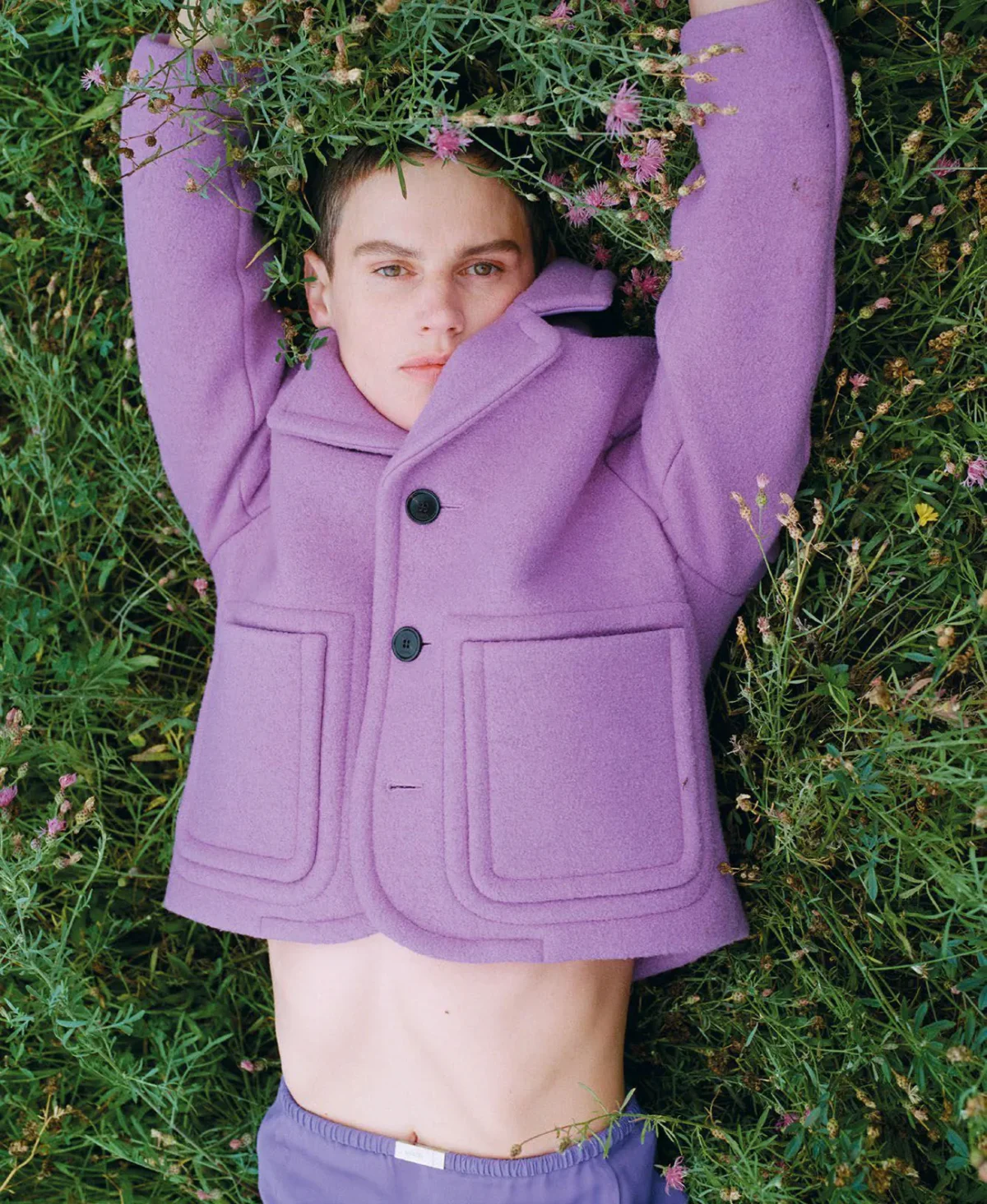 M Le magazine du Monde 27/09/2025: Lara Stone và Saskia de Brauw chụp bởi Tim Elkaïm