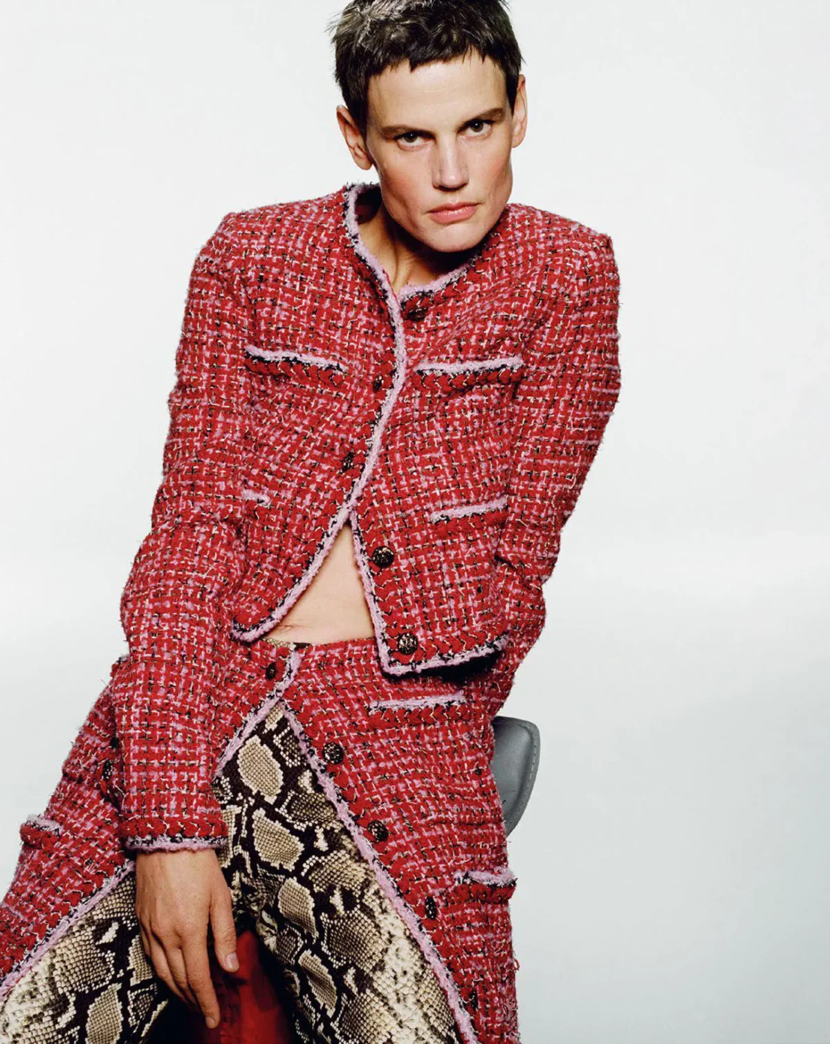 M Le magazine du Monde 27/09/2025: Lara Stone và Saskia de Brauw chụp bởi Tim Elkaïm