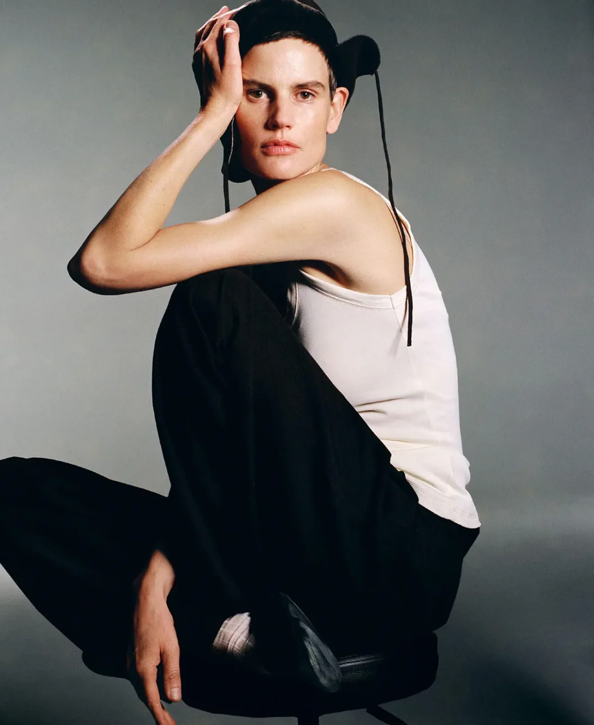 M Le magazine du Monde 27/09/2025: Lara Stone và Saskia de Brauw chụp bởi Tim Elkaïm