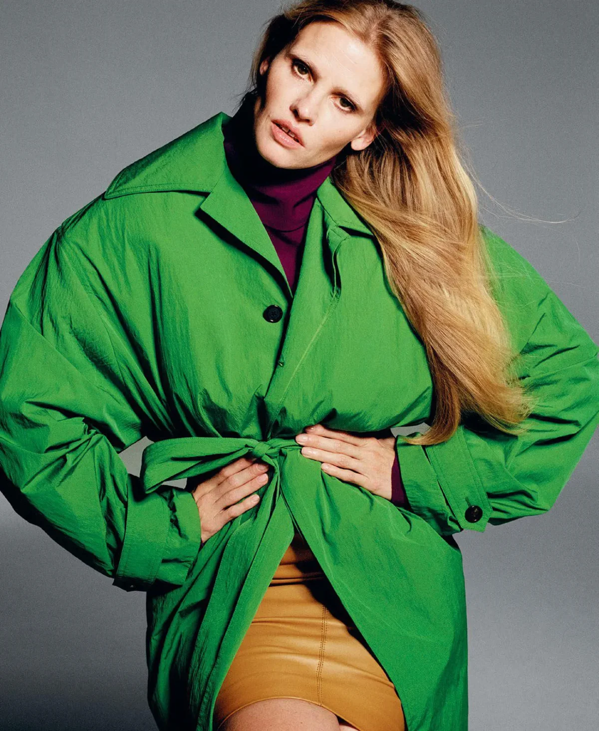 M Le magazine du Monde 27/09/2025: Lara Stone và Saskia de Brauw chụp bởi Tim Elkaïm