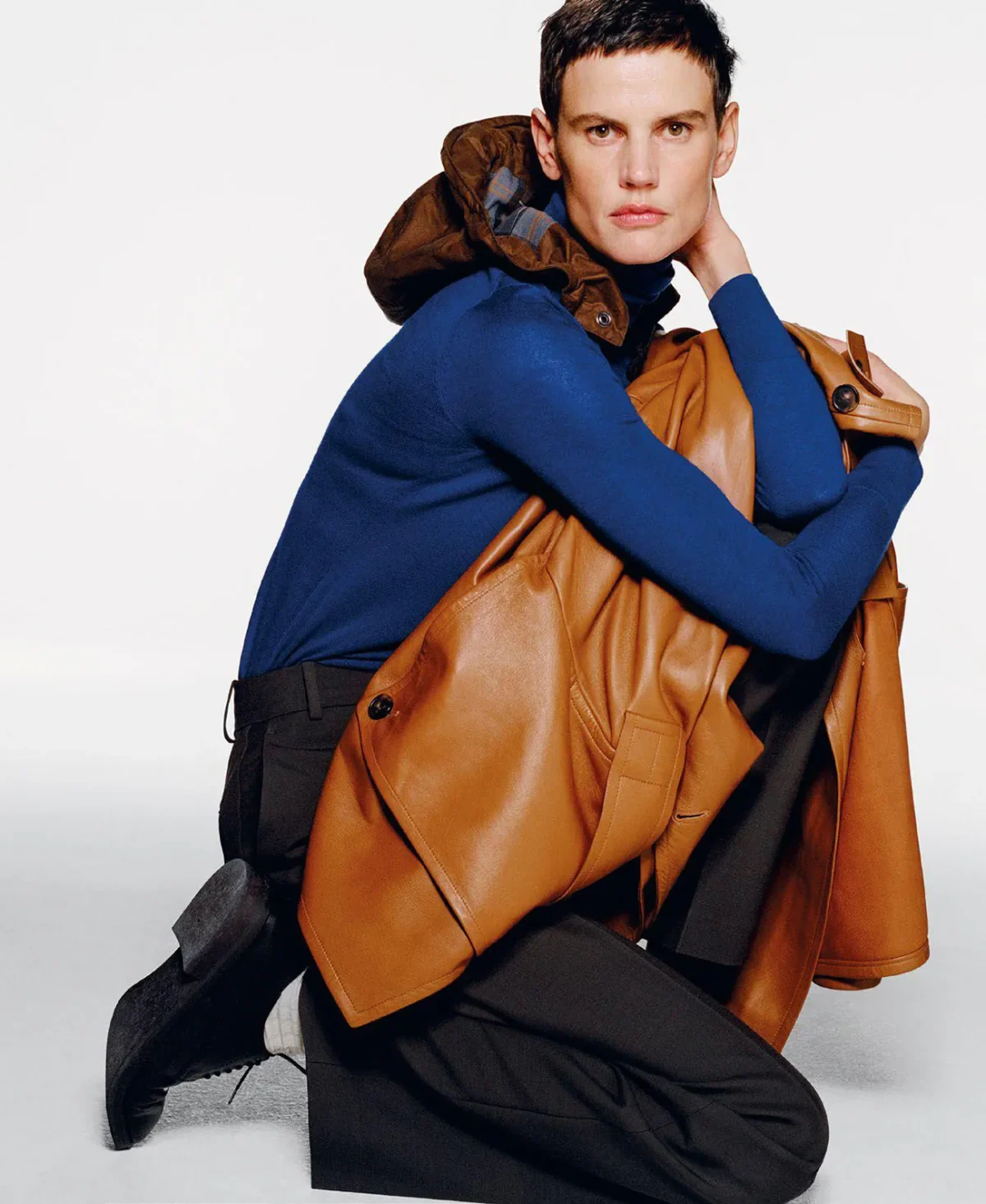 M Le magazine du Monde 27/09/2025: Lara Stone và Saskia de Brauw chụp bởi Tim Elkaïm