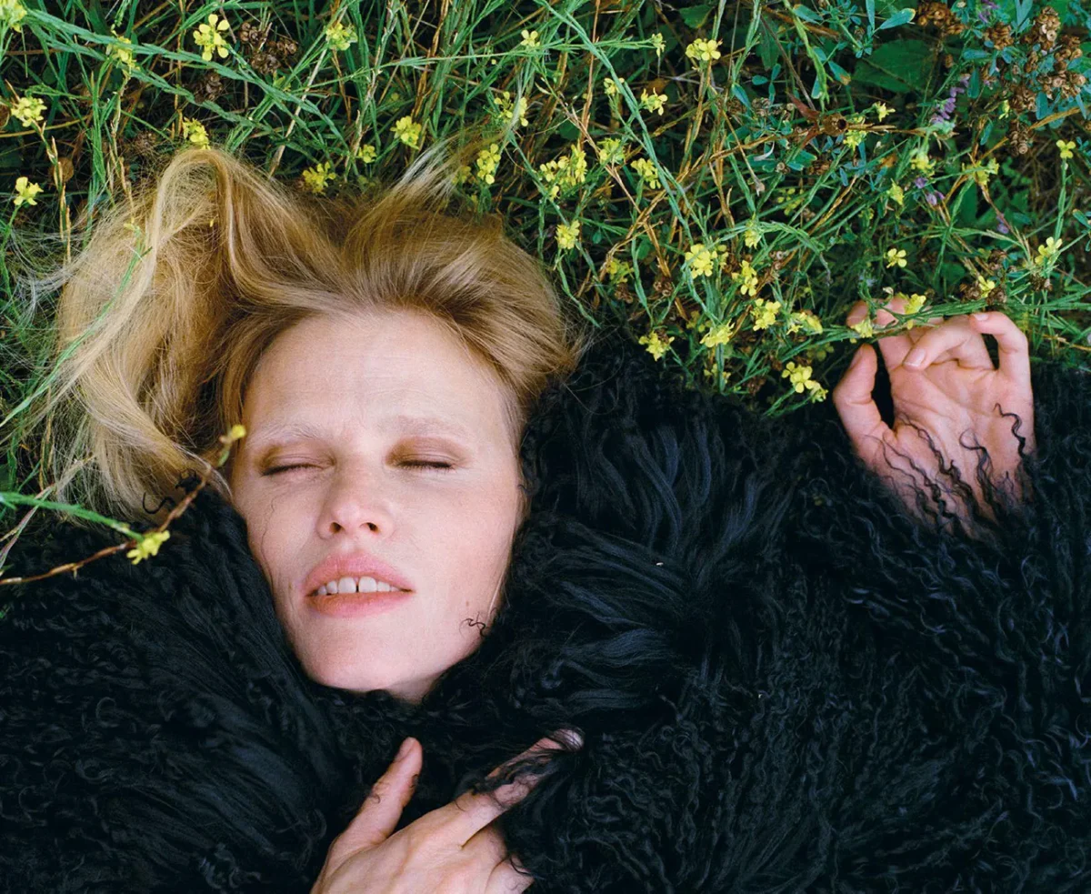 M Le magazine du Monde 27/09/2025: Lara Stone và Saskia de Brauw chụp bởi Tim Elkaïm