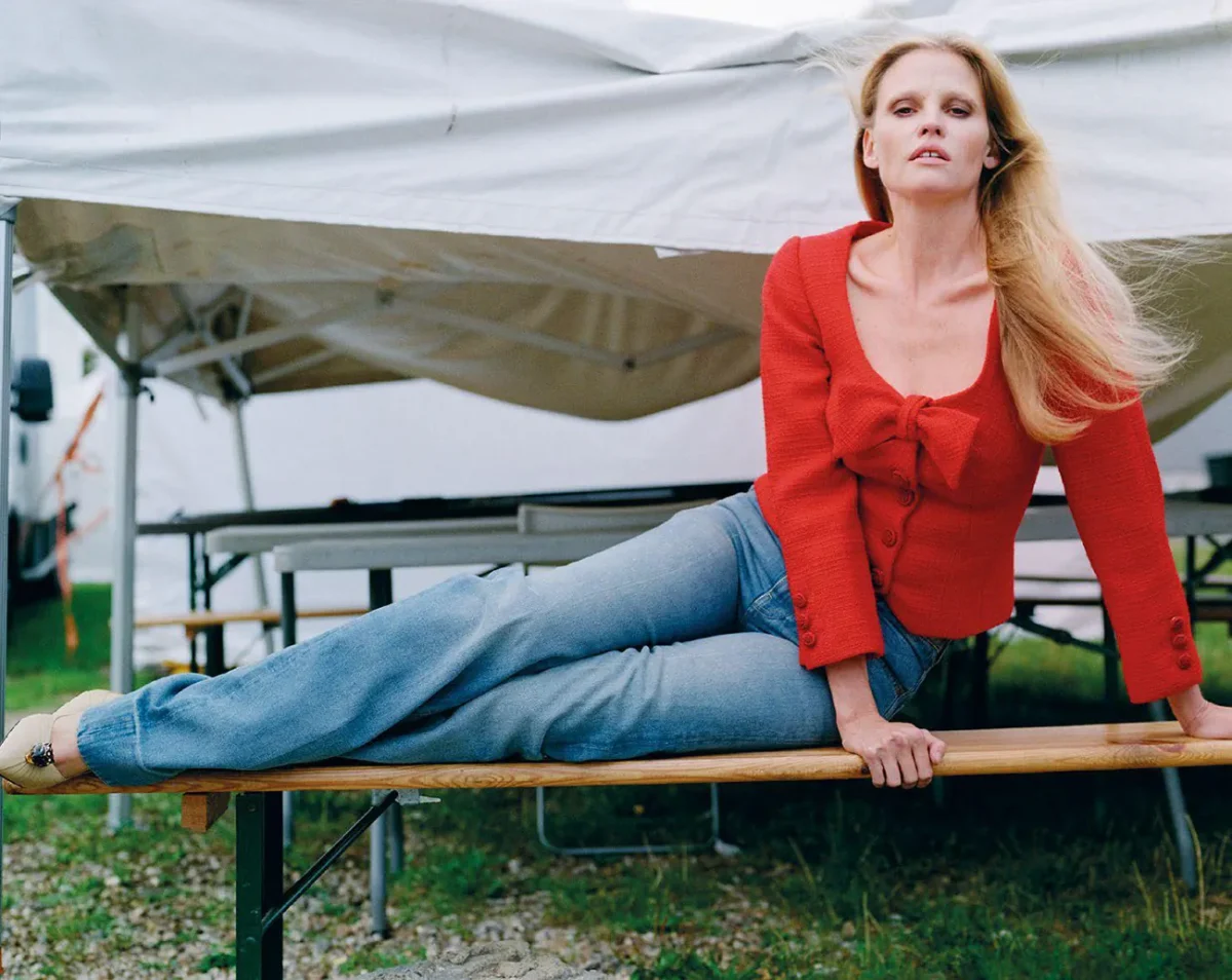 M Le magazine du Monde 27/09/2025: Lara Stone và Saskia de Brauw chụp bởi Tim Elkaïm