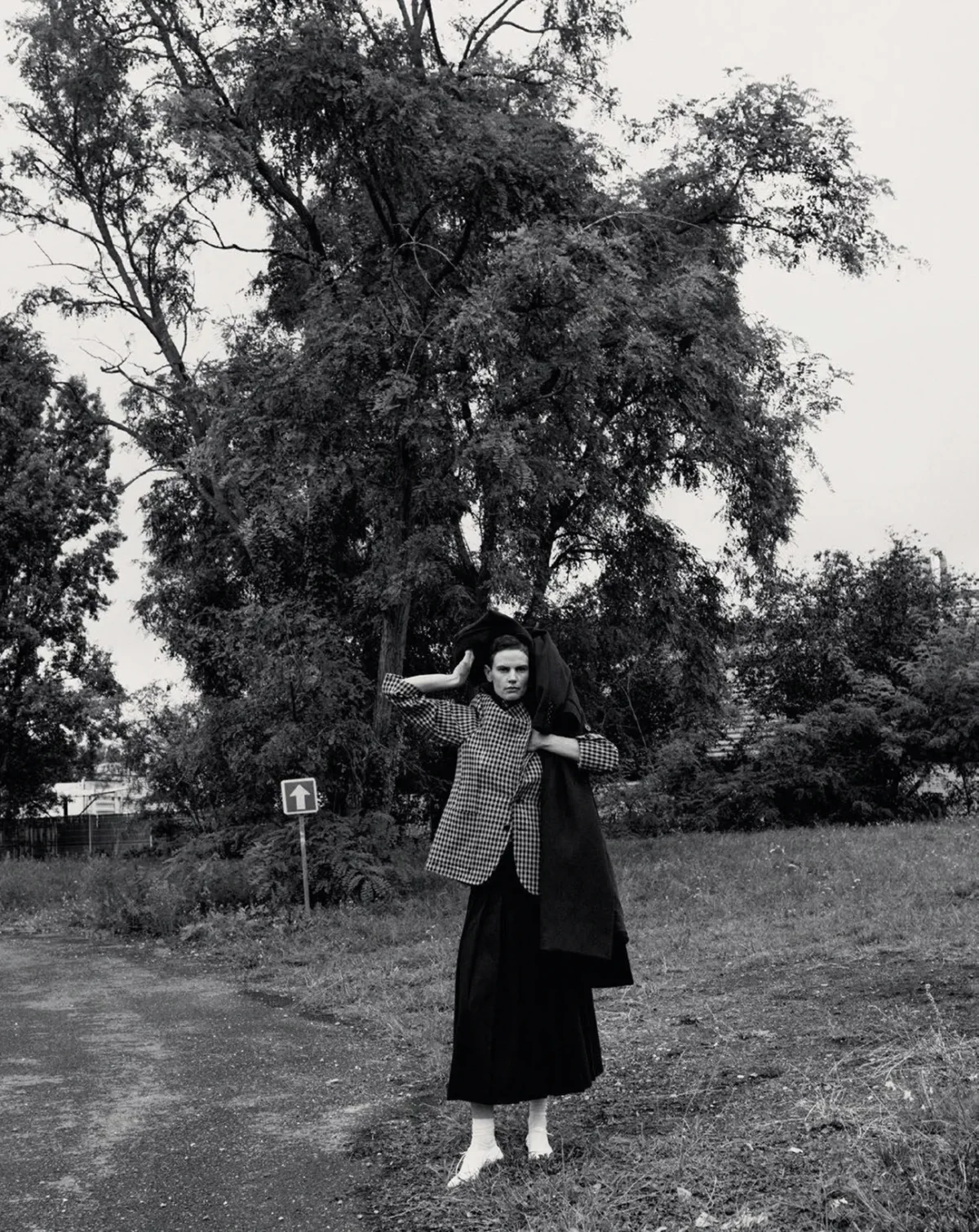 M Le magazine du Monde 27/09/2025: Lara Stone và Saskia de Brauw chụp bởi Tim Elkaïm