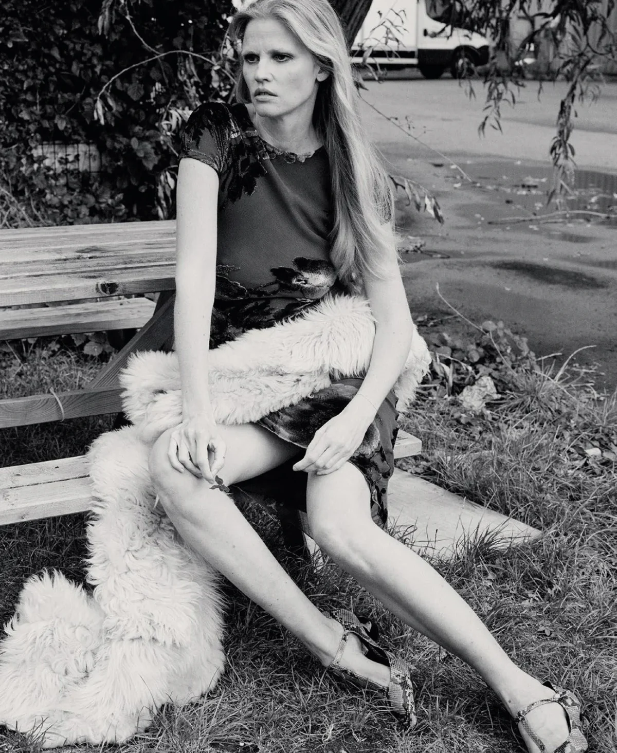 M Le magazine du Monde 27/09/2025: Lara Stone và Saskia de Brauw chụp bởi Tim Elkaïm