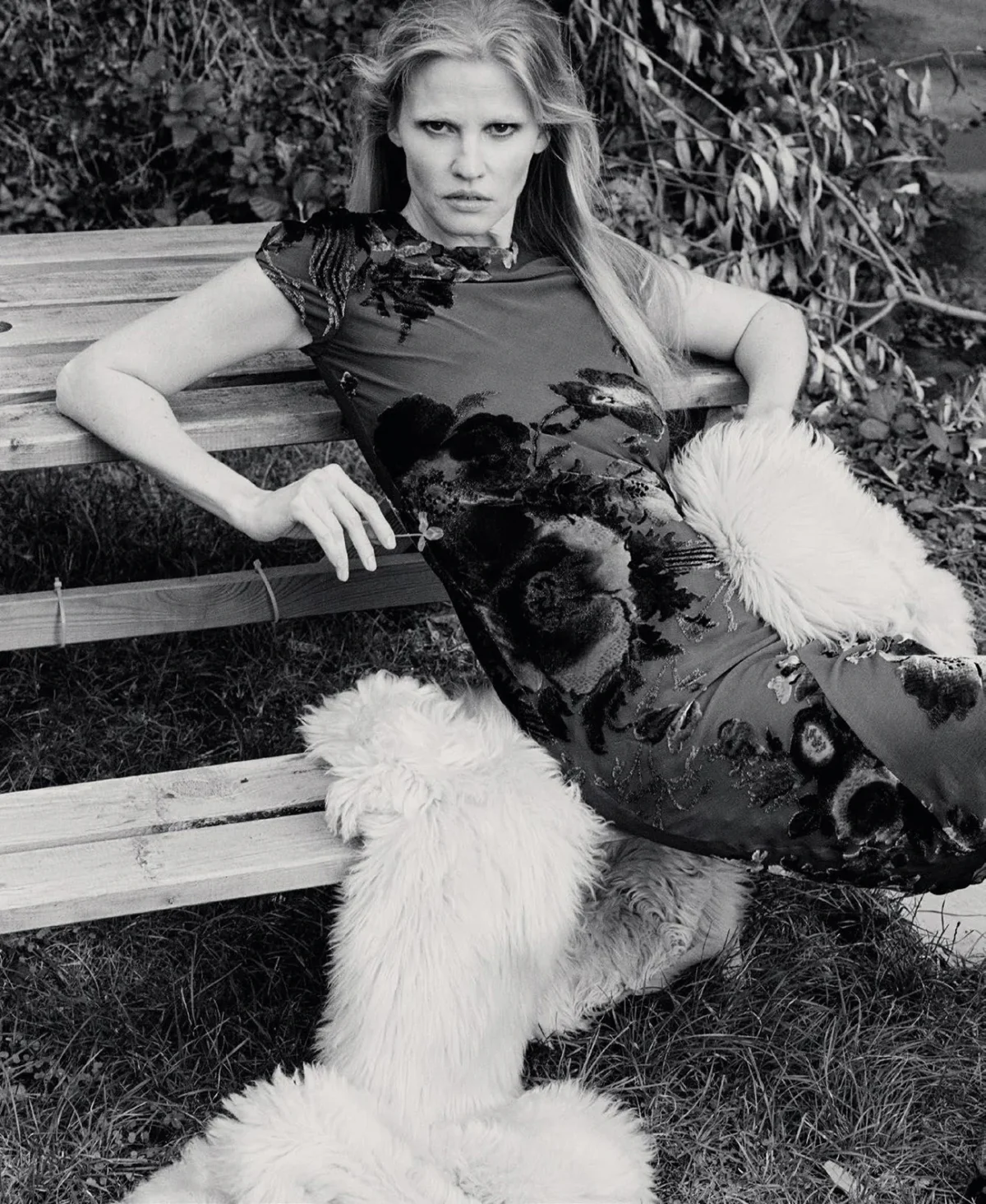 M Le magazine du Monde 27/09/2025: Lara Stone và Saskia de Brauw chụp bởi Tim Elkaïm