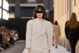 MM6 Maison Margiela Xuân/Hè 2026 mang sàn diễn ra đường phố Milan