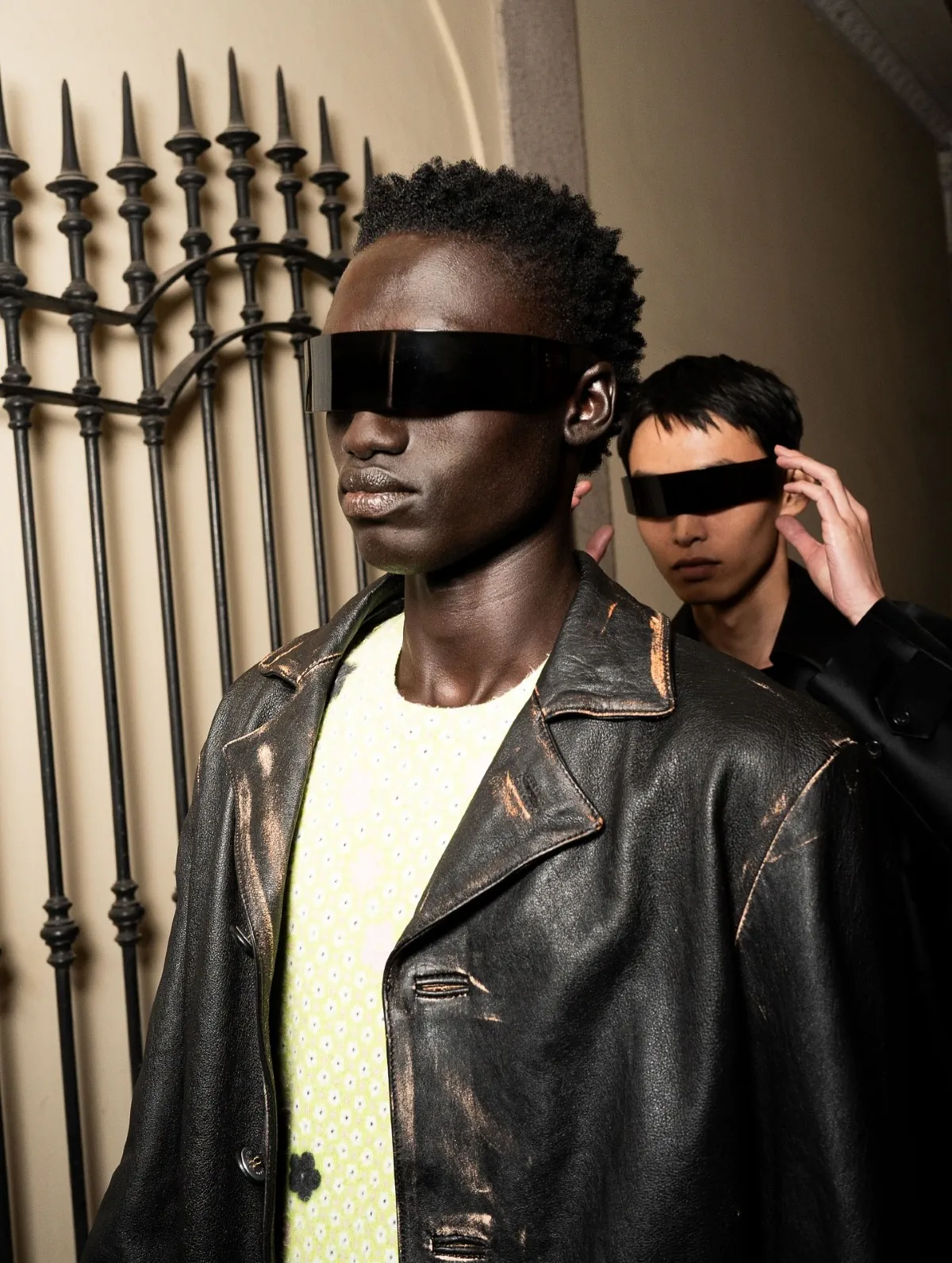 MM6 Maison Margiela Xuân/Hè 2026 mang sàn diễn ra đường phố Milan MM6 Maison Margiela Xuân/Hè 2026 mang sàn diễn ra đường phố Milan