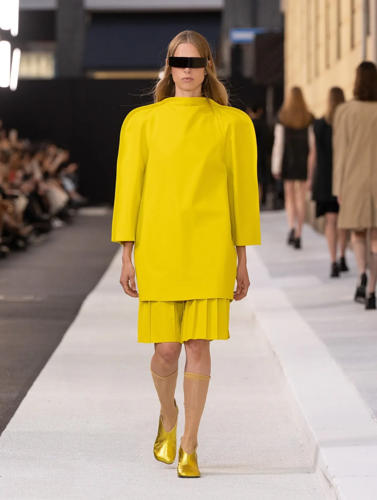 MM6 Maison Margiela Xuân/Hè 2026 mang sàn diễn ra đường phố Milan MM6 Maison Margiela Xuân/Hè 2026 mang sàn diễn ra đường phố Milan
