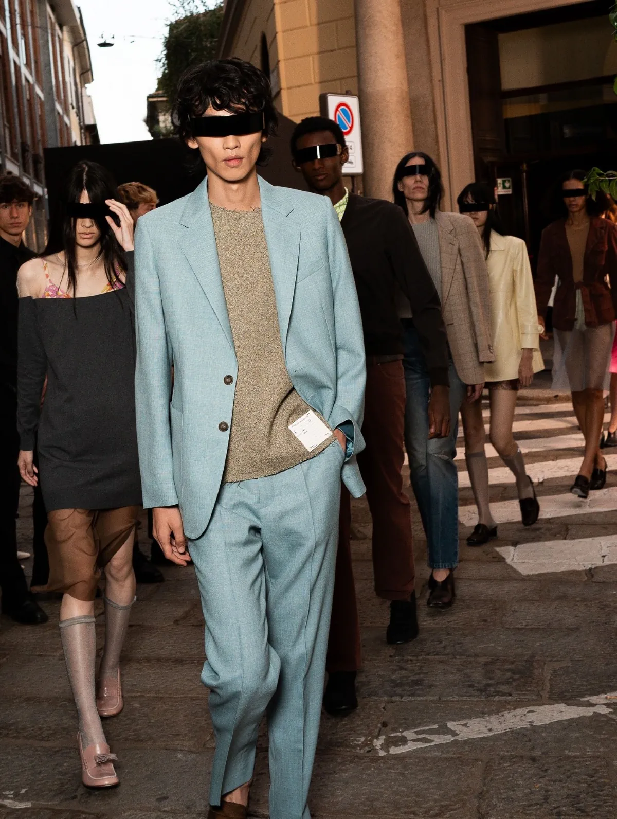 MM6 Maison Margiela Xuân/Hè 2026 mang sàn diễn ra đường phố Milan MM6 Maison Margiela Xuân/Hè 2026 mang sàn diễn ra đường phố Milan