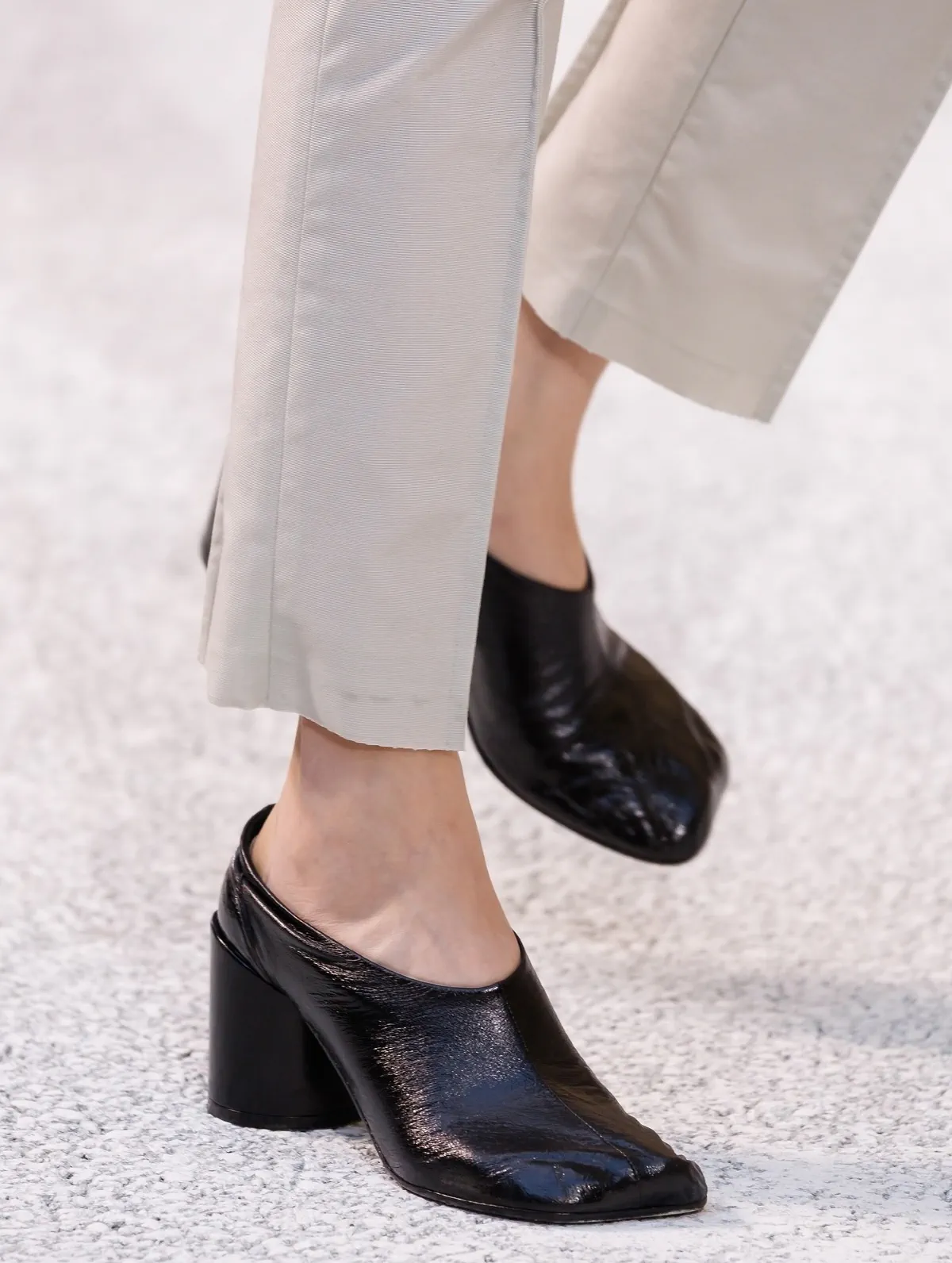 MM6 Maison Margiela Xuân/Hè 2026 mang sàn diễn ra đường phố Milan MM6 Maison Margiela Xuân/Hè 2026 mang sàn diễn ra đường phố Milan