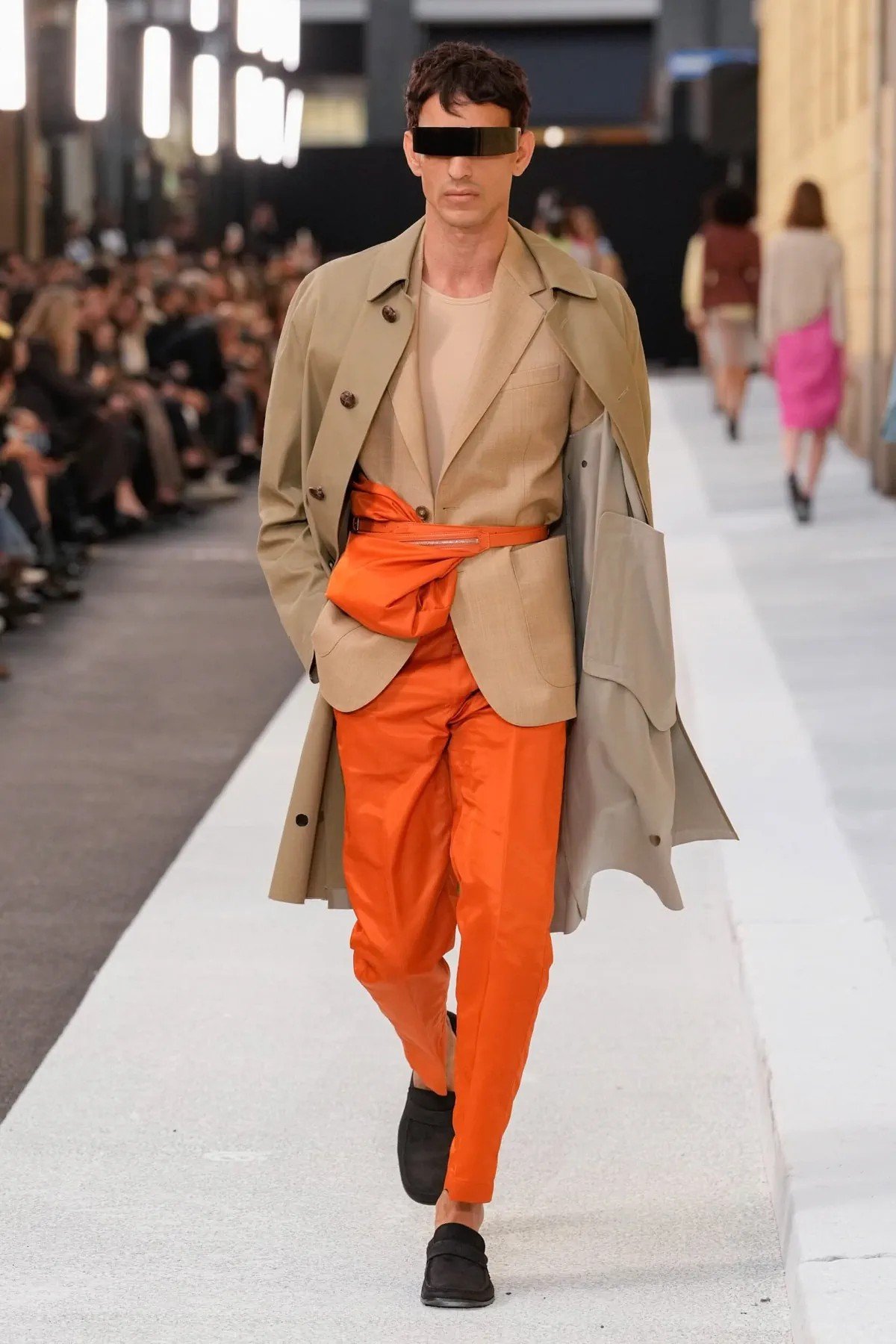 MM6 Maison Margiela Xuân/Hè 2026 mang sàn diễn ra đường phố Milan MM6 Maison Margiela Xuân/Hè 2026 mang sàn diễn ra đường phố Milan