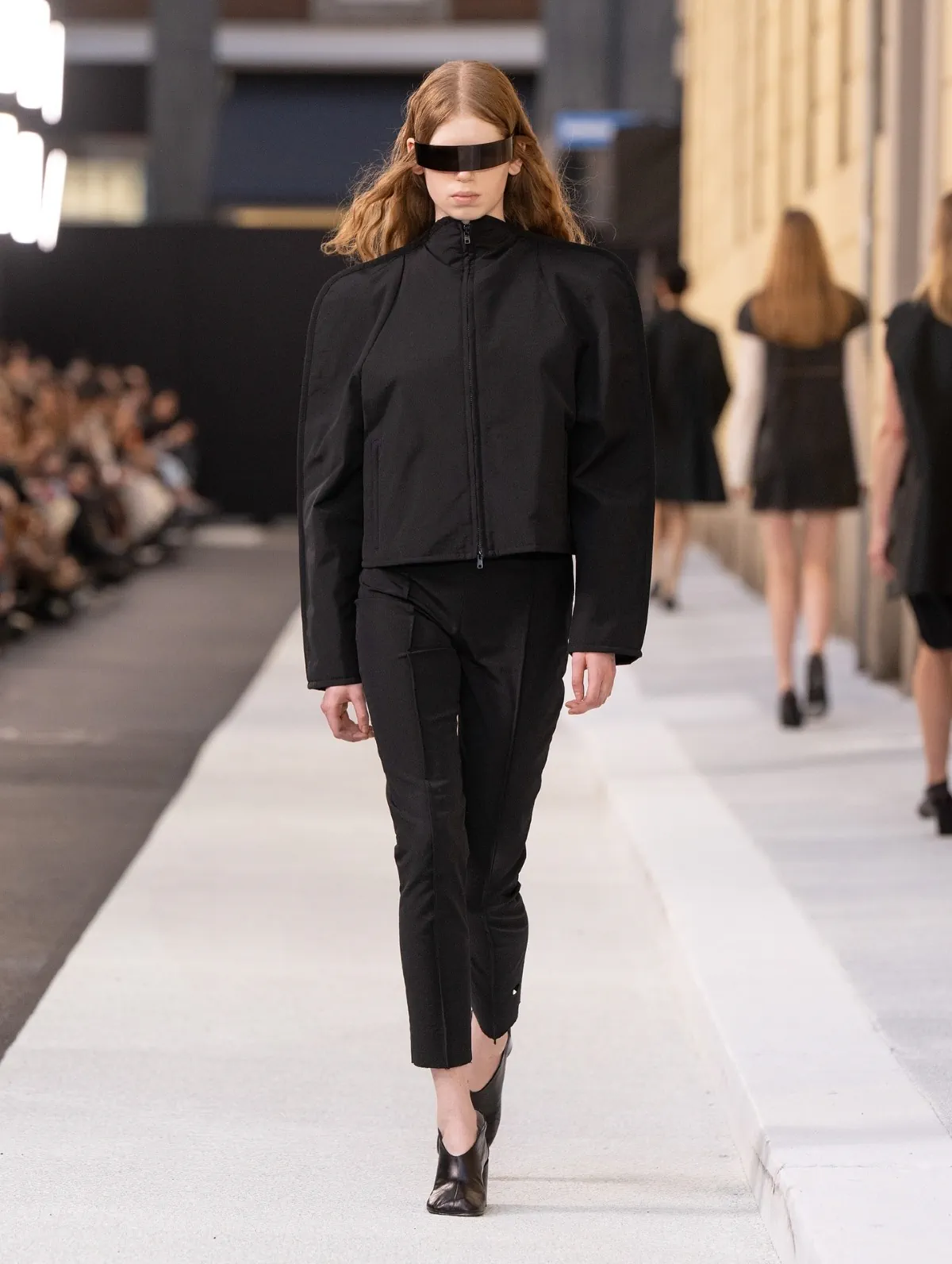 MM6 Maison Margiela Xuân/Hè 2026 mang sàn diễn ra đường phố Milan MM6 Maison Margiela Xuân/Hè 2026 mang sàn diễn ra đường phố Milan