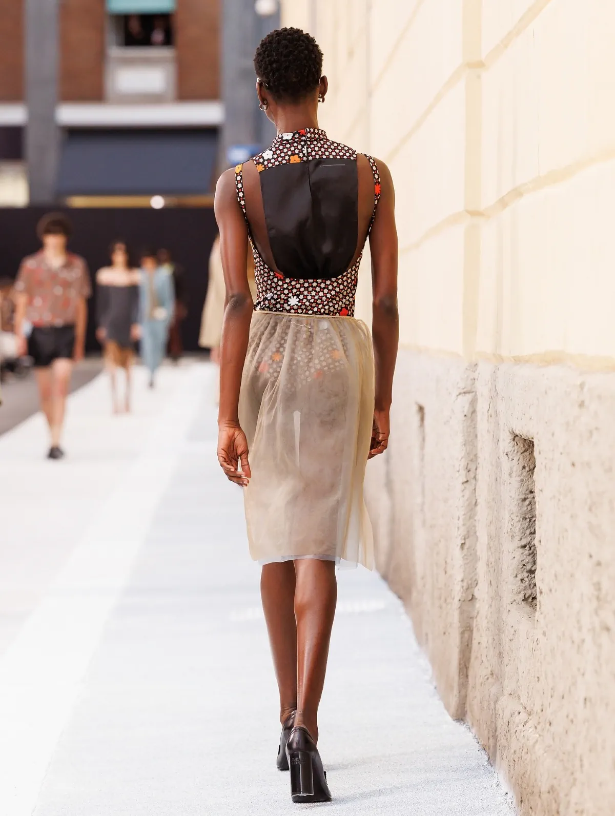 MM6 Maison Margiela Xuân/Hè 2026 mang sàn diễn ra đường phố Milan MM6 Maison Margiela Xuân/Hè 2026 mang sàn diễn ra đường phố Milan