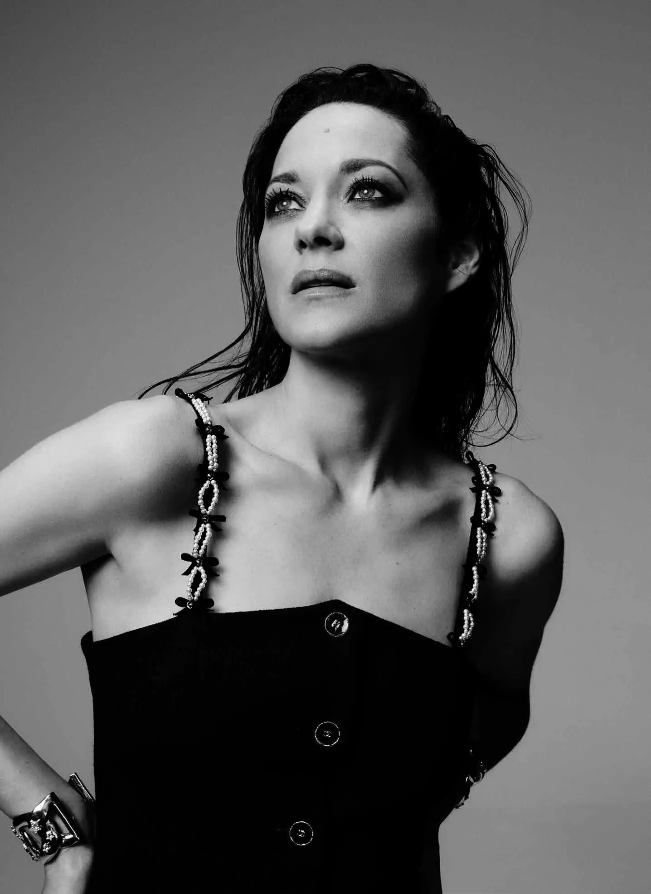 Madame Figaro 12/09/2025: Marion Cotillard mặc Chanel, chụp bởi Damon Baker Madame Figaro 12/09/2025: Marion Cotillard mặc Chanel, chụp bởi Damon Baker