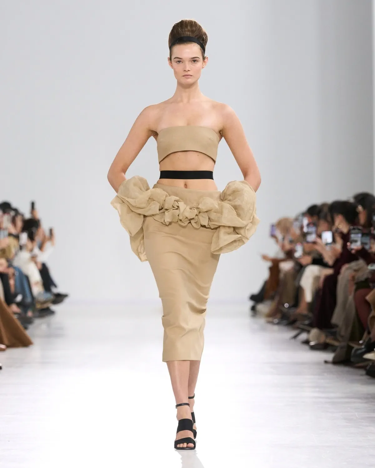 Max Mara Xuân/Hè 2026: Nàng thơ Rococo khoác lên mình tinh thần hiện đại