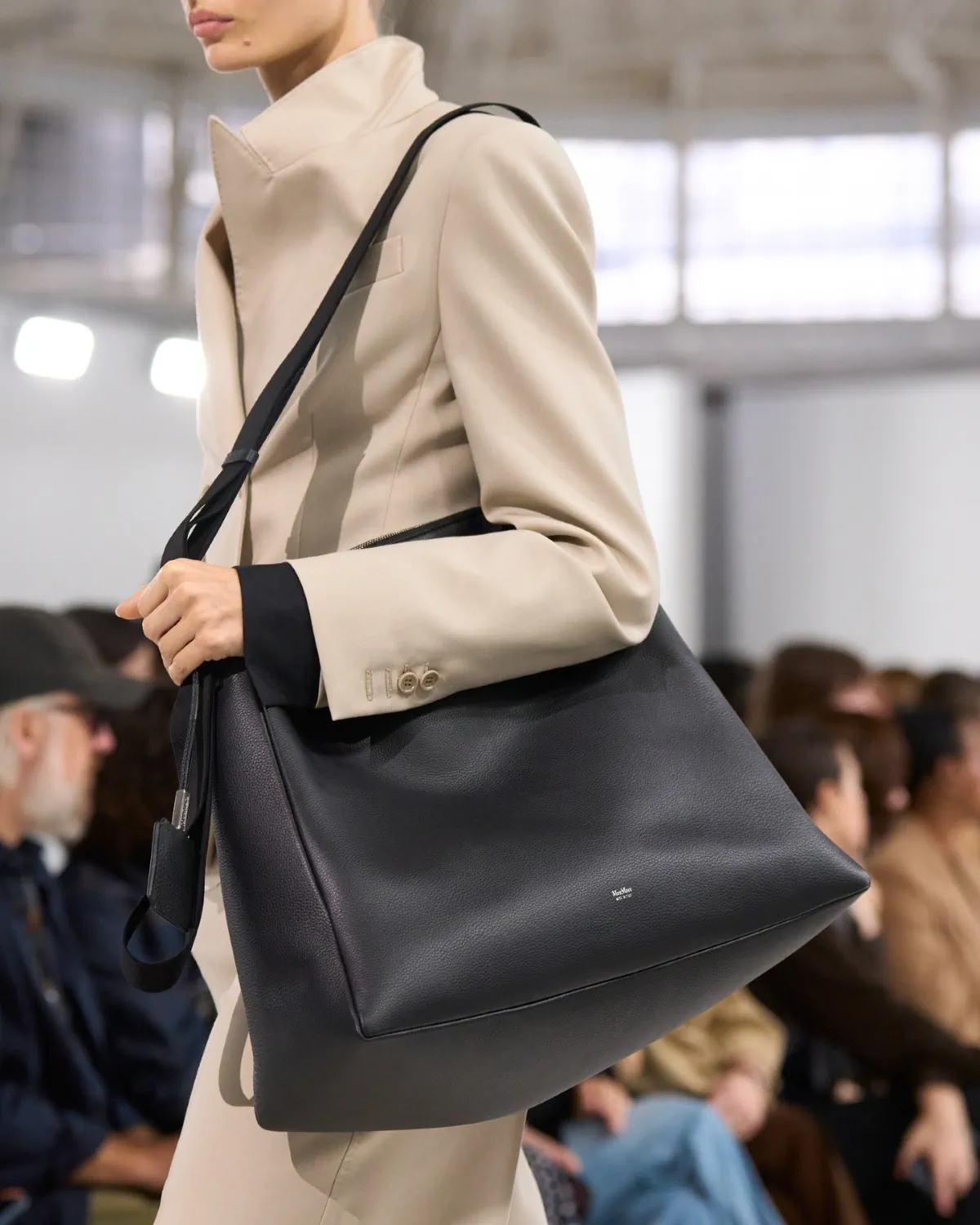 Max Mara Xuân/Hè 2026: Nàng thơ Rococo khoác lên mình tinh thần hiện đại Max Mara Xuân/Hè 2026: Nàng thơ Rococo khoác lên mình tinh thần hiện đại