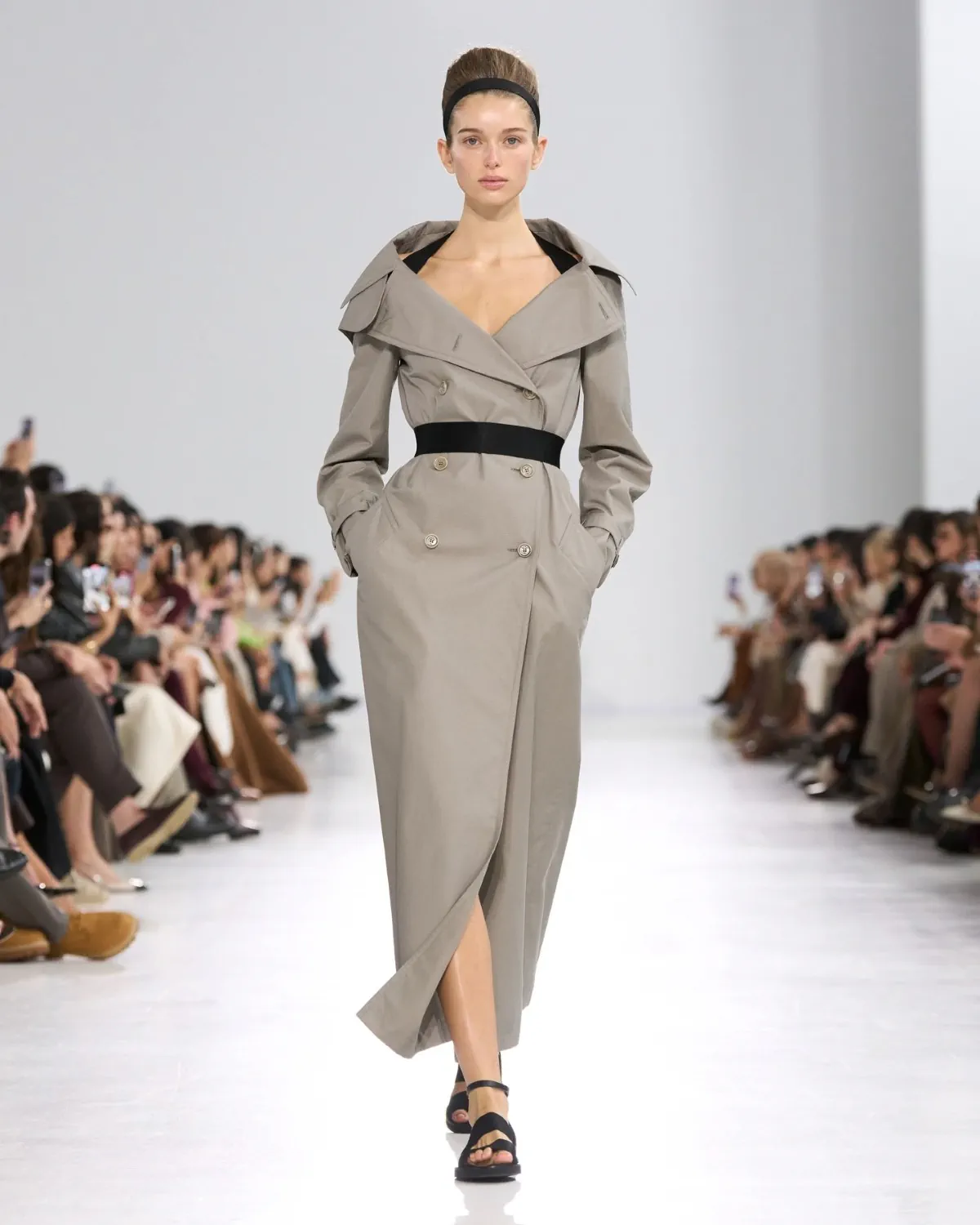 Max Mara Xuân/Hè 2026: Nàng thơ Rococo khoác lên mình tinh thần hiện đại Max Mara Xuân/Hè 2026: Nàng thơ Rococo khoác lên mình tinh thần hiện đại