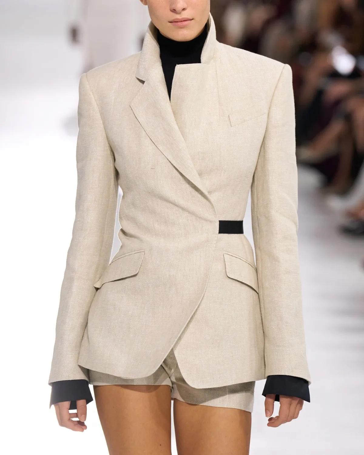 Max Mara Xuân/Hè 2026: Nàng thơ Rococo khoác lên mình tinh thần hiện đại Max Mara Xuân/Hè 2026: Nàng thơ Rococo khoác lên mình tinh thần hiện đại