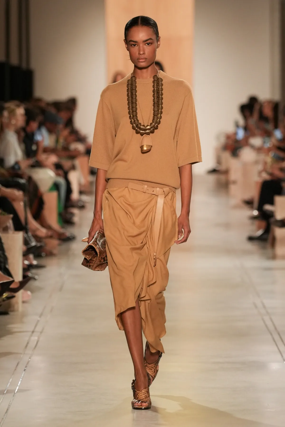 Michael Kors Collection Xuân/Hè 2026: Hành trình viễn du trên sàn diễn New York