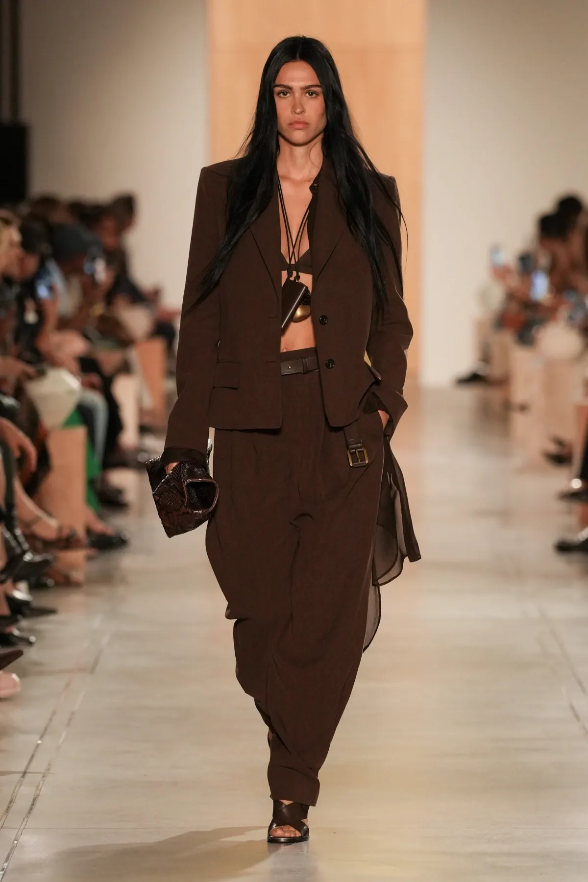 Michael Kors Collection Xuân/Hè 2026: Hành trình viễn du trên sàn diễn New York