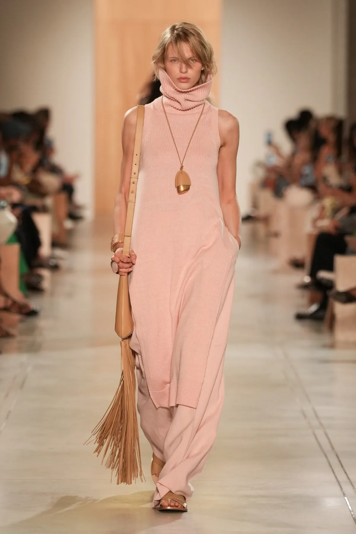 Michael Kors Collection Xuân/Hè 2026: Hành trình viễn du trên sàn diễn New York