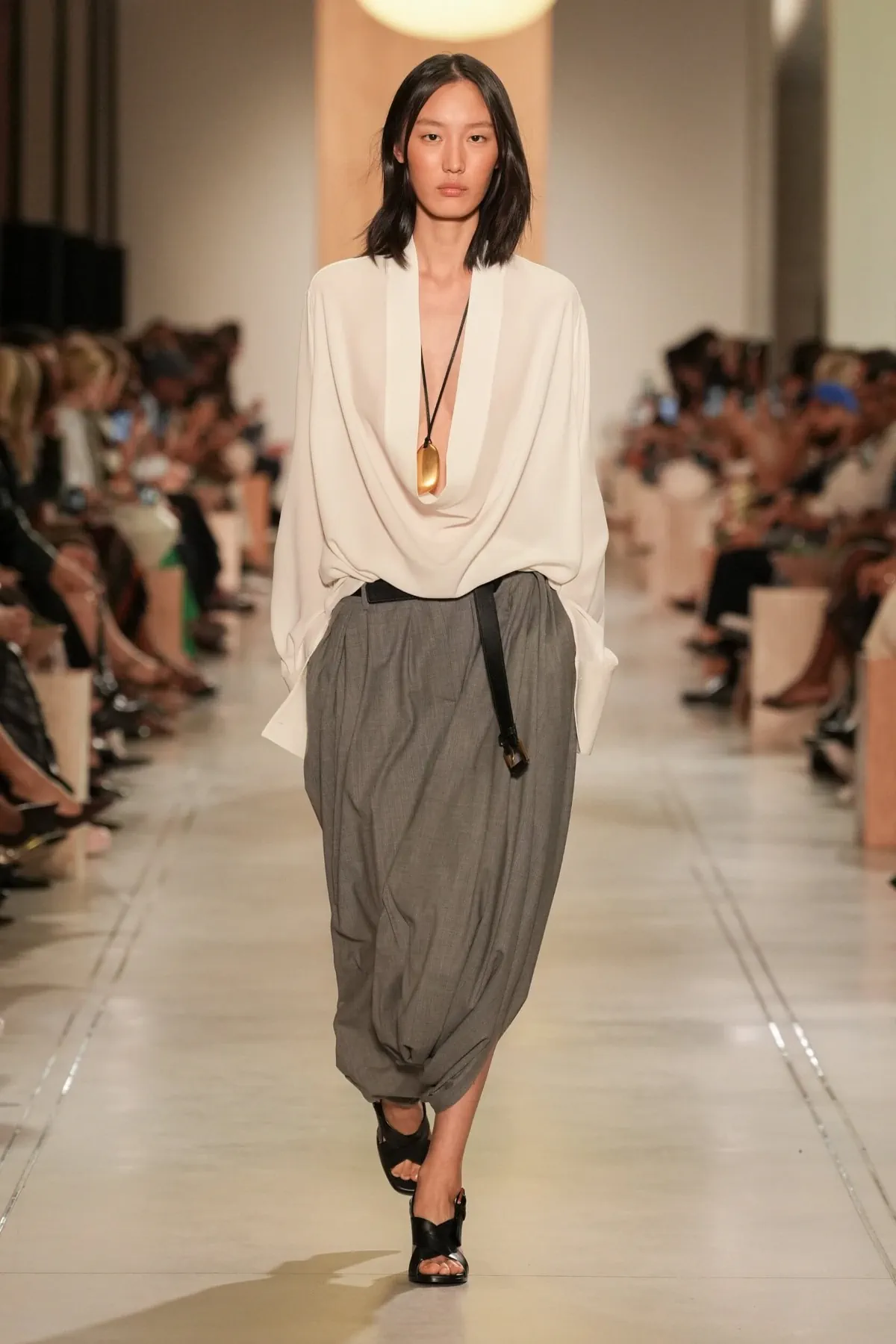 Michael Kors Collection Xuân/Hè 2026: Hành trình viễn du trên sàn diễn New York