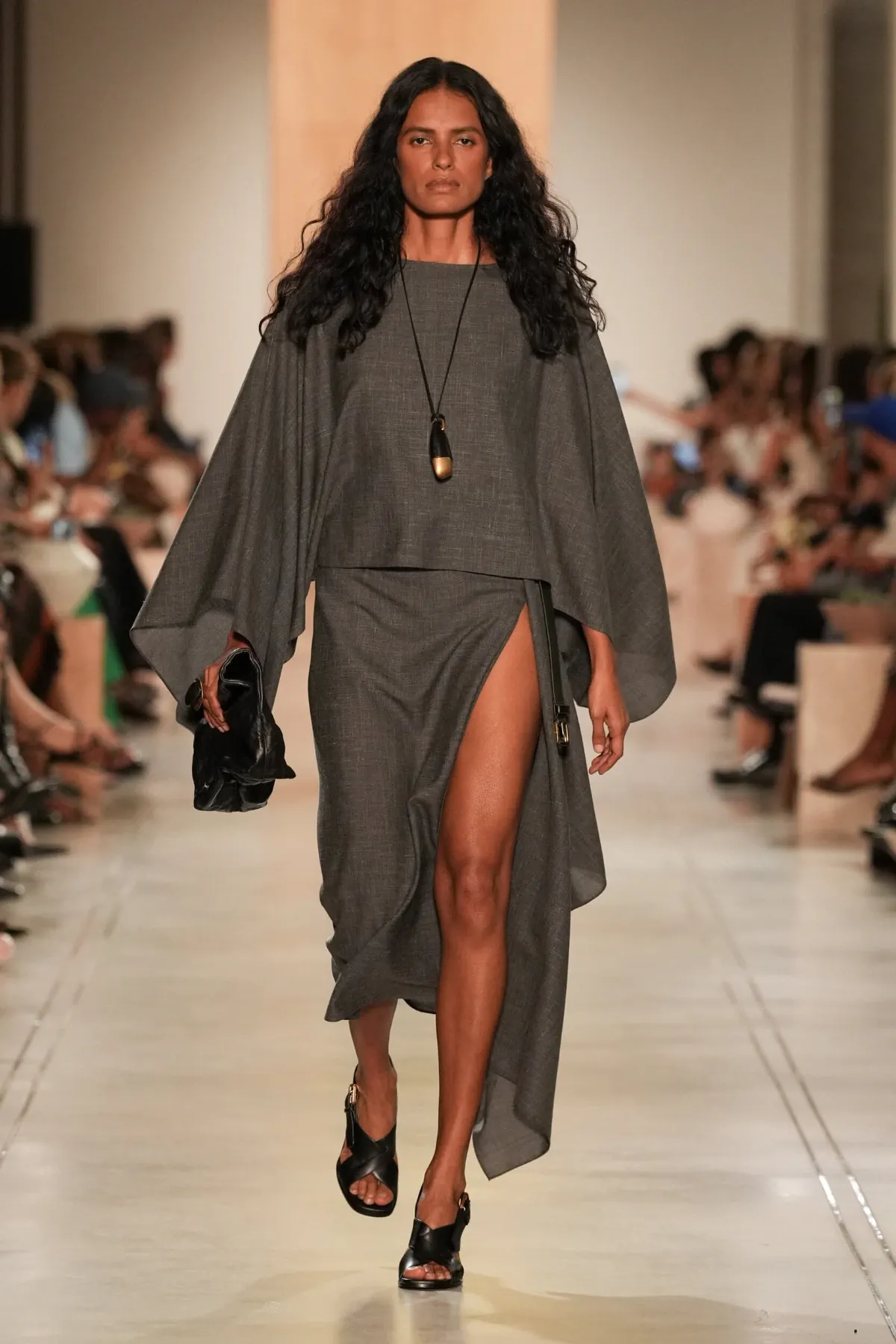 Michael Kors Collection Xuân/Hè 2026: Hành trình viễn du trên sàn diễn New York