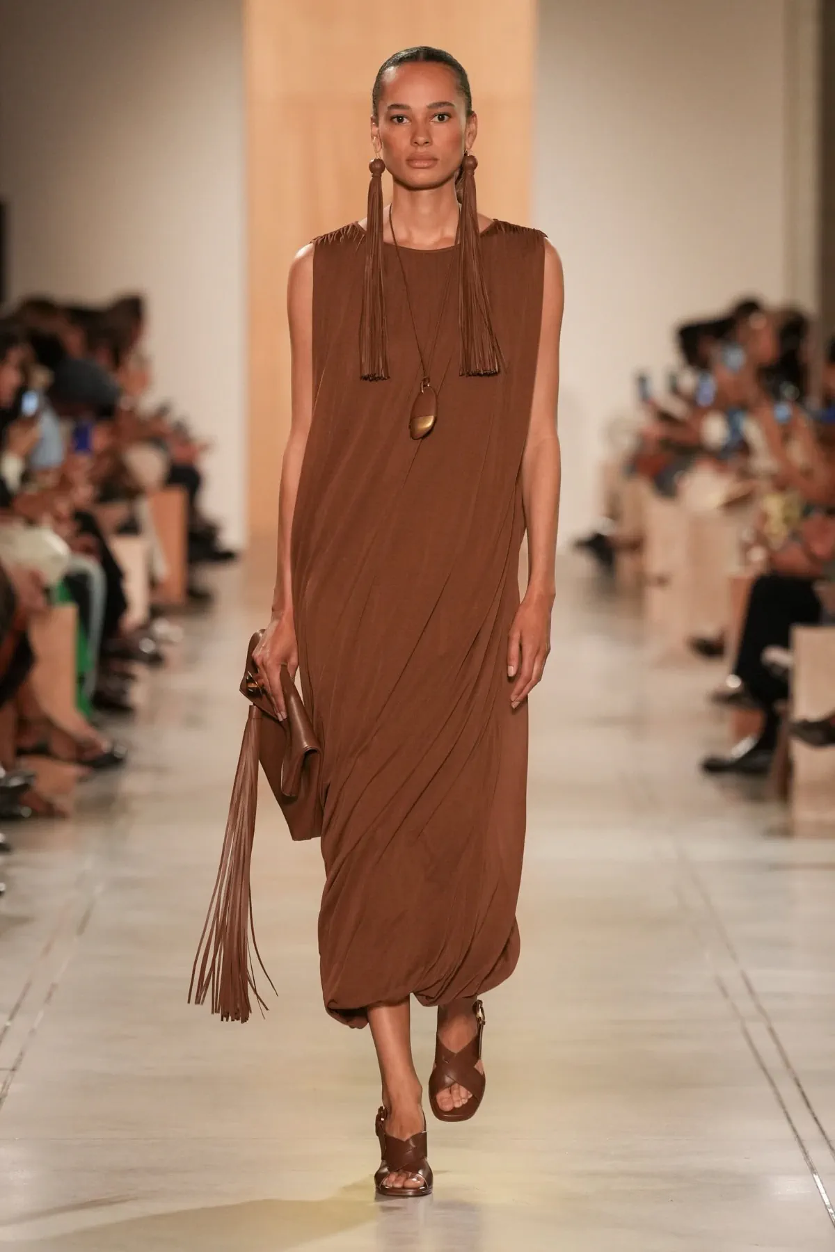 Michael Kors Collection Xuân/Hè 2026: Hành trình viễn du trên sàn diễn New York