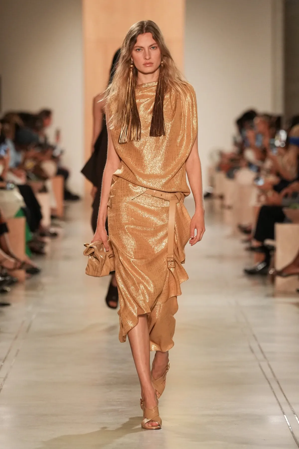 Michael Kors Collection Xuân/Hè 2026: Hành trình viễn du trên sàn diễn New York