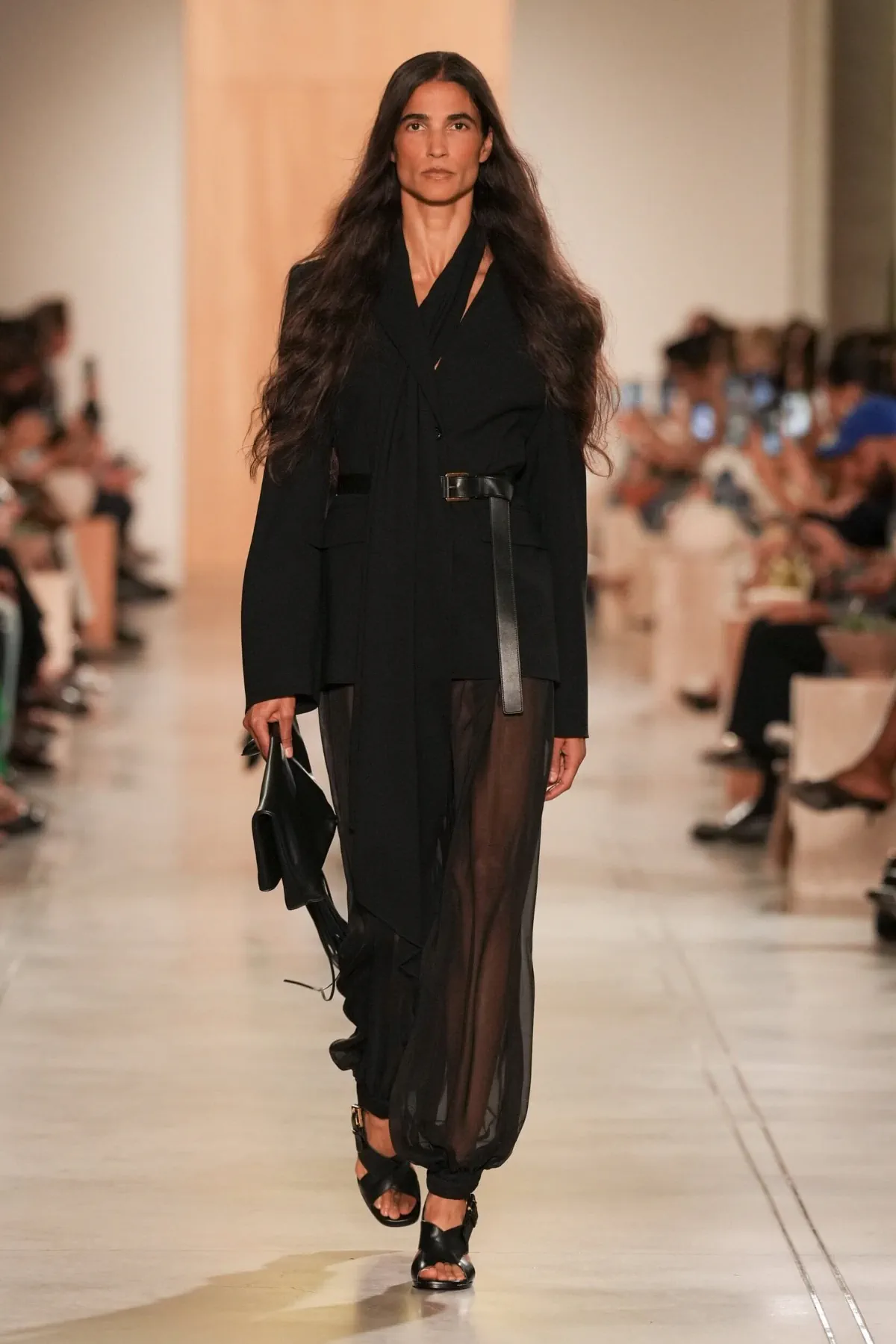 Michael Kors Collection Xuân/Hè 2026: Hành trình viễn du trên sàn diễn New York