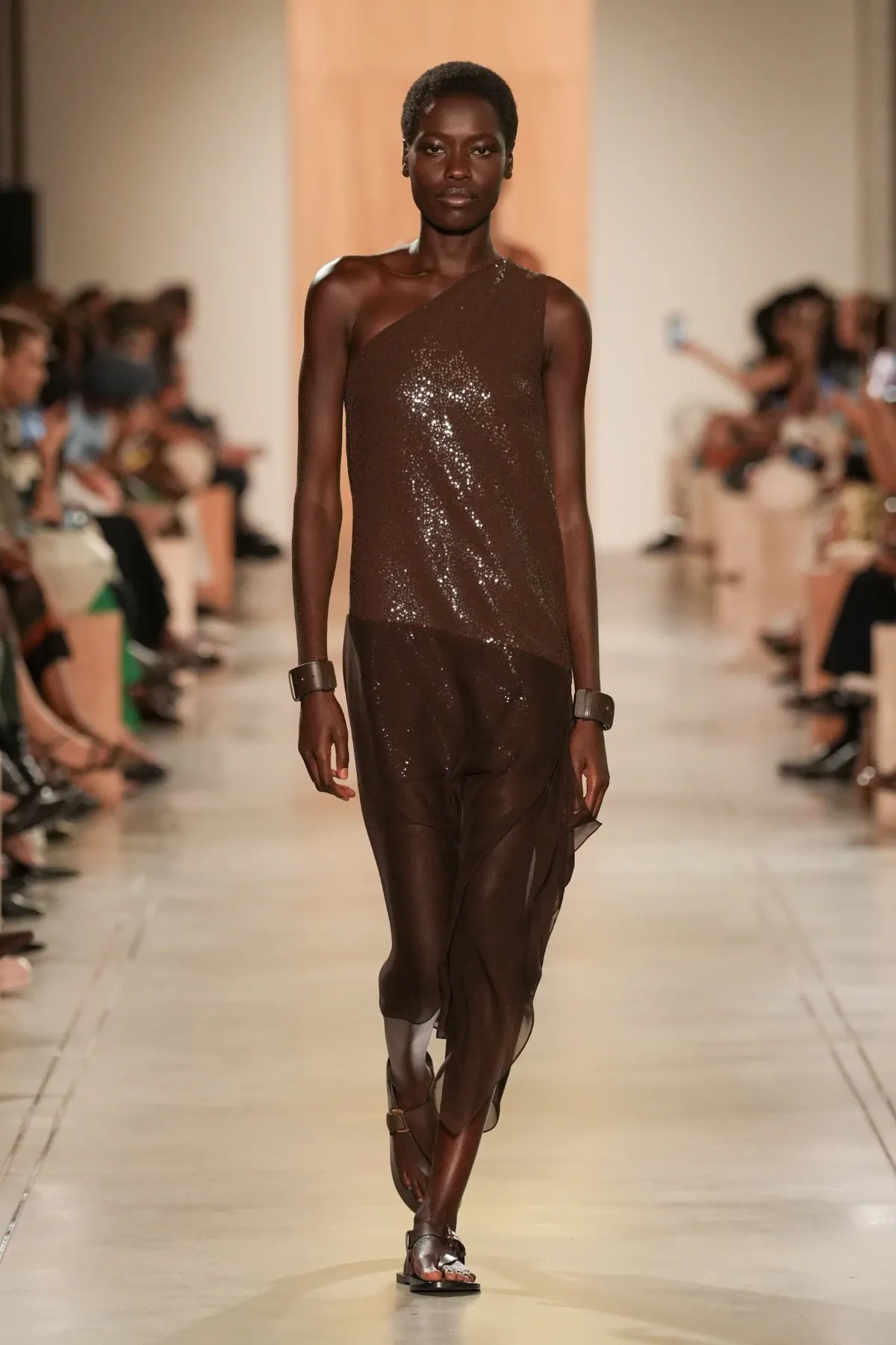 Michael Kors Collection Xuân/Hè 2026: Hành trình viễn du trên sàn diễn New York