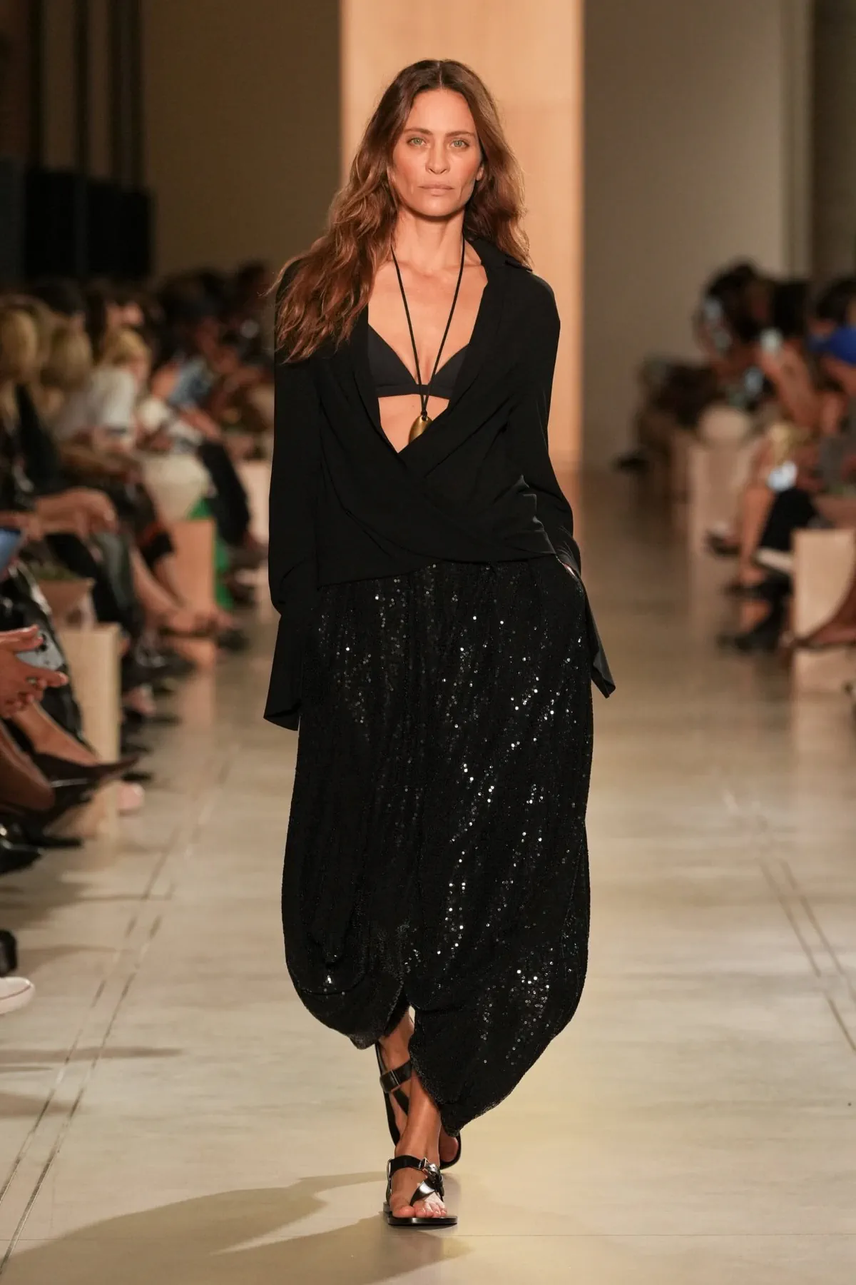 Michael Kors Collection Xuân/Hè 2026: Hành trình viễn du trên sàn diễn New York Michael Kors Collection Xuân/Hè 2026: Hành trình viễn du trên sàn diễn New York