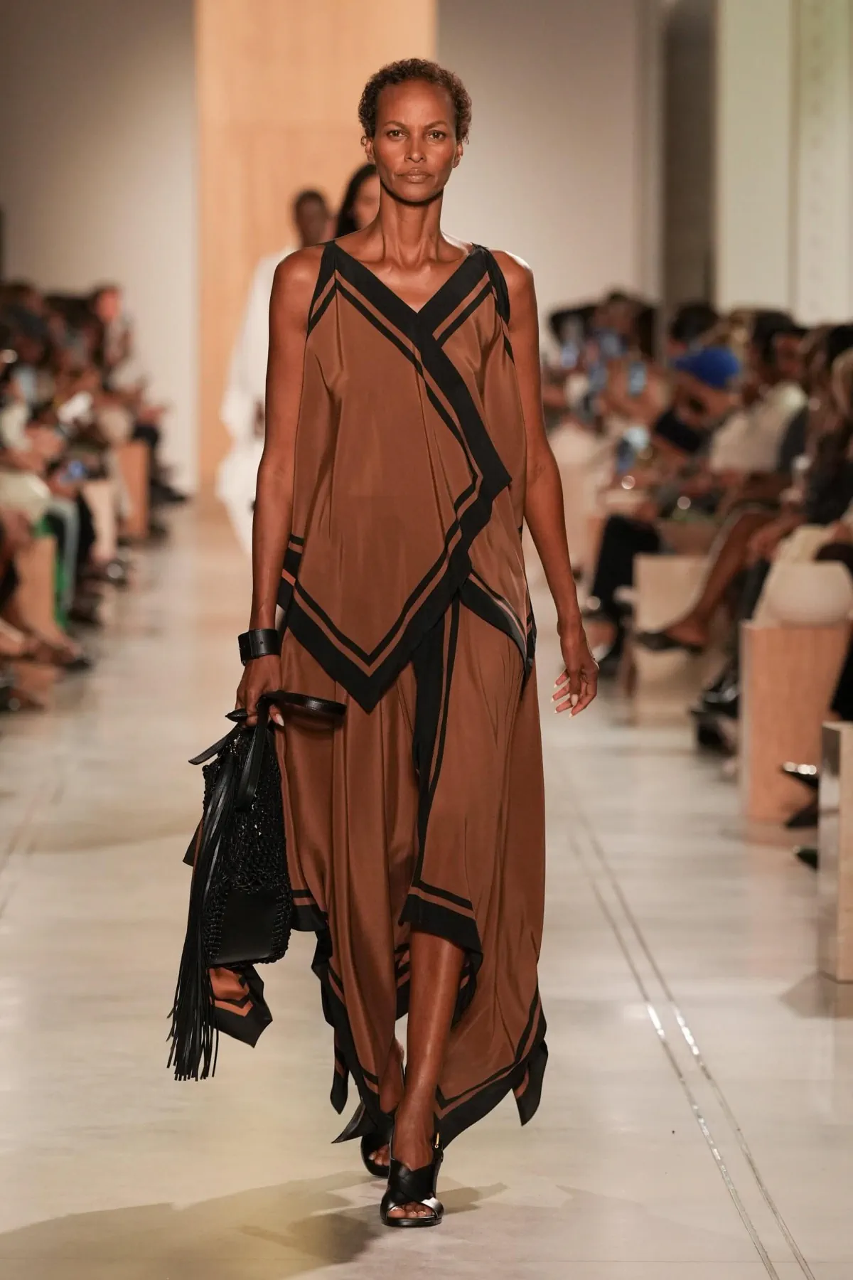 Michael Kors Collection Xuân/Hè 2026: Hành trình viễn du trên sàn diễn New York