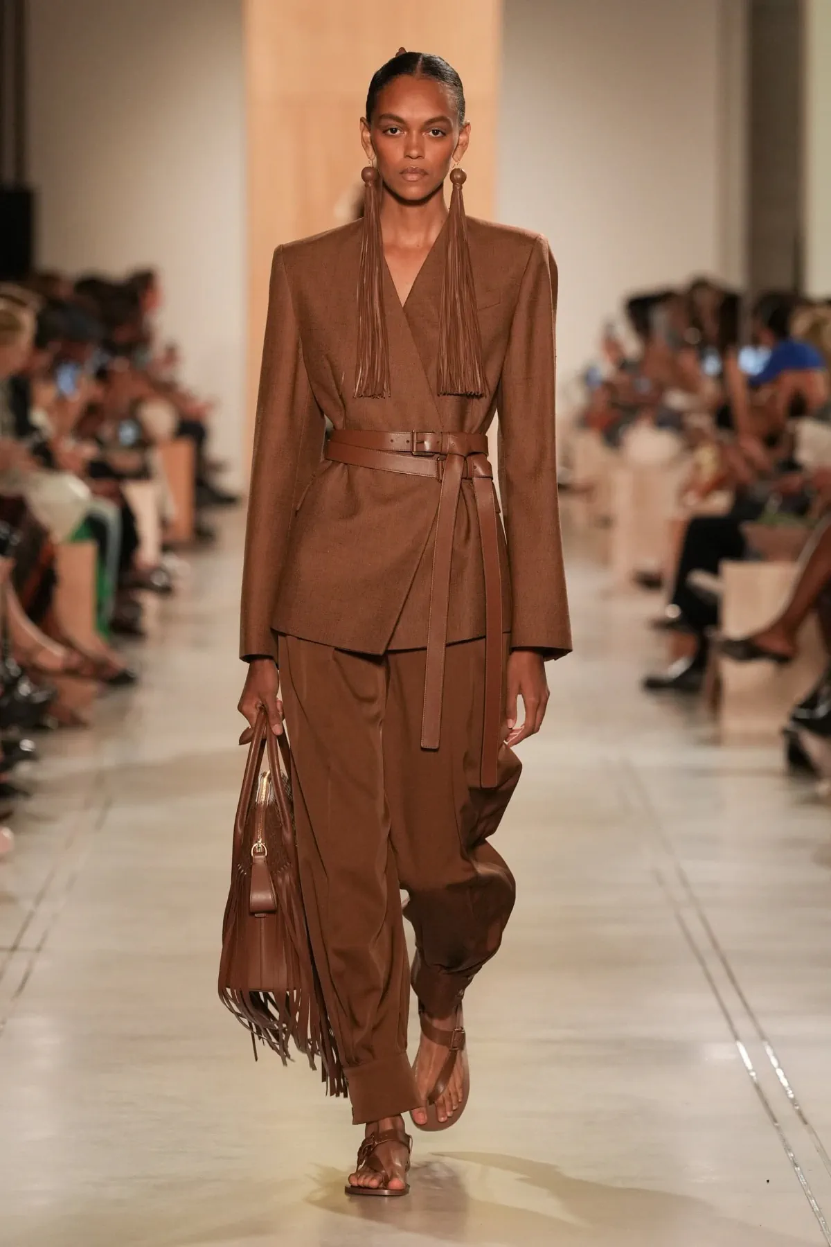 Michael Kors Collection Xuân/Hè 2026: Hành trình viễn du trên sàn diễn New York