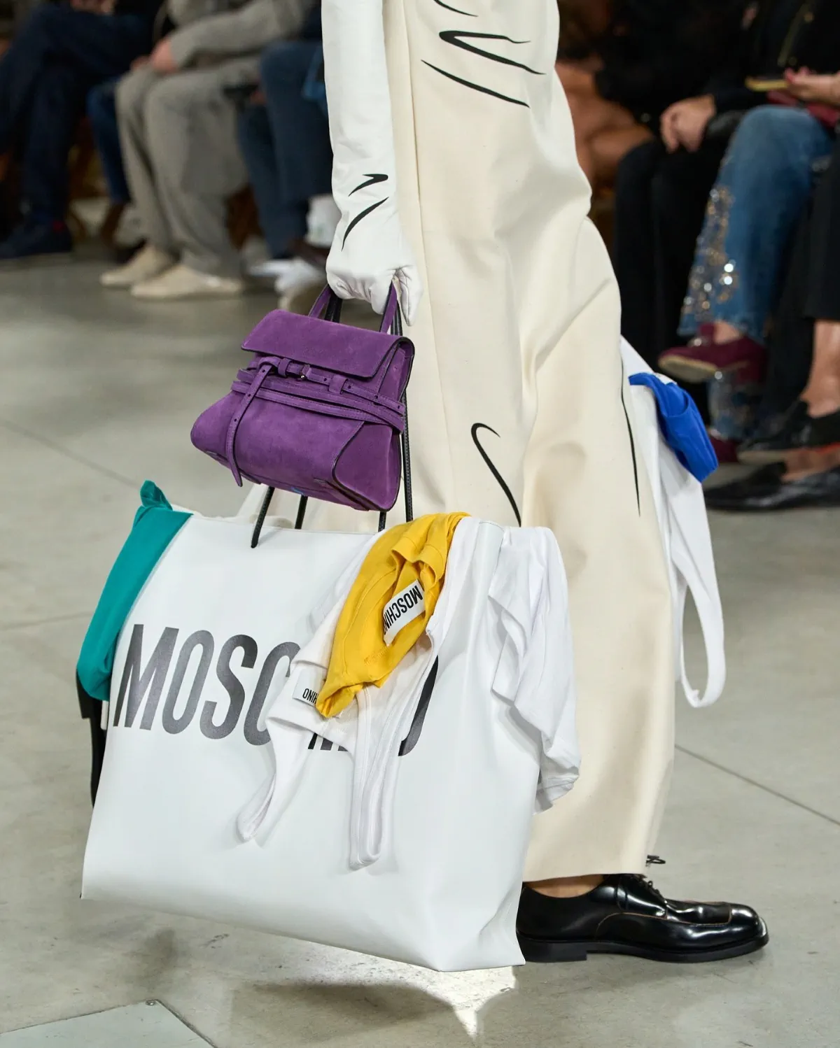 Moschino Xuân/Hè 2026: Thời trang cao cấp nảy mầm từ phế liệu Moschino Xuân/Hè 2026: Thời trang cao cấp nảy mầm từ phế liệu