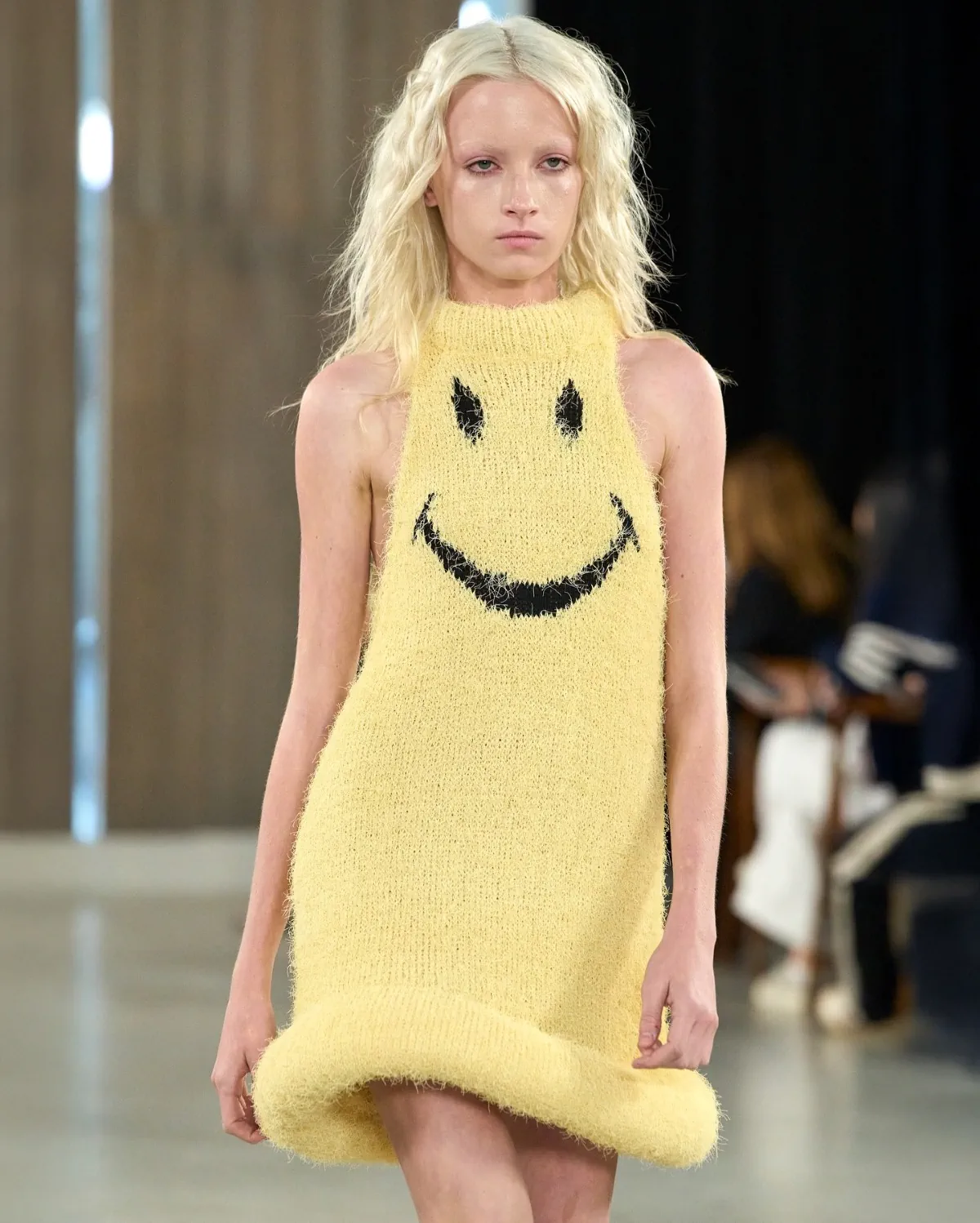 Moschino Xuân/Hè 2026: Thời trang cao cấp nảy mầm từ phế liệu Moschino Xuân/Hè 2026: Thời trang cao cấp nảy mầm từ phế liệu