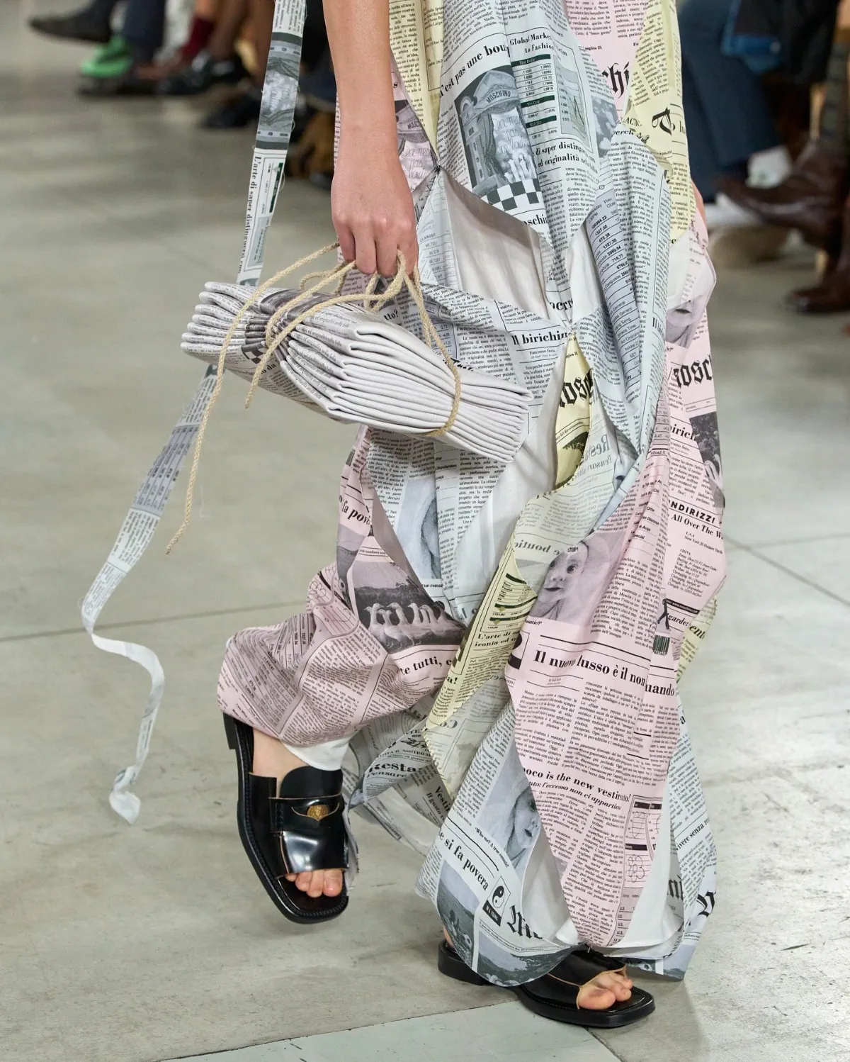 Moschino Xuân/Hè 2026: Thời trang cao cấp nảy mầm từ phế liệu Moschino Xuân/Hè 2026: Thời trang cao cấp nảy mầm từ phế liệu