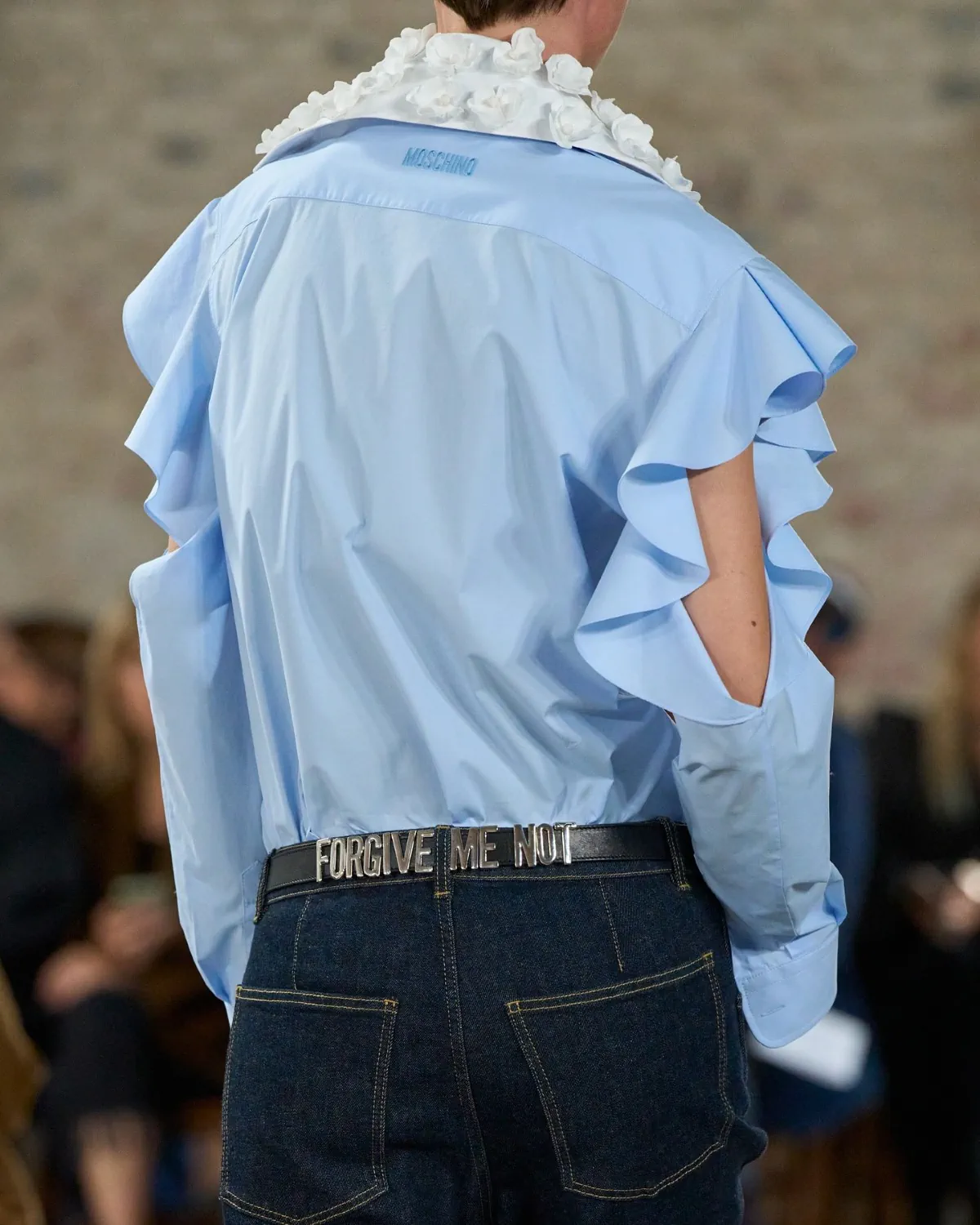 Moschino Xuân/Hè 2026: Thời trang cao cấp nảy mầm từ phế liệu Moschino Xuân/Hè 2026: Thời trang cao cấp nảy mầm từ phế liệu