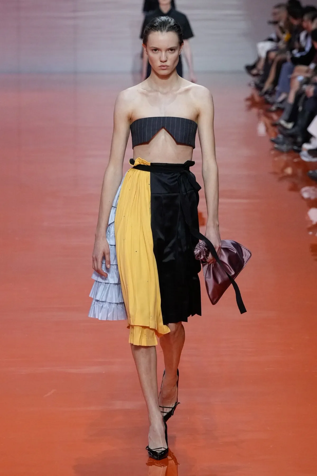 Prada Xuân/Hè 2026 giải phóng thời trang bằng cảm hứng quân phục Prada Xuân/Hè 2026 giải phóng thời trang bằng cảm hứng quân phục