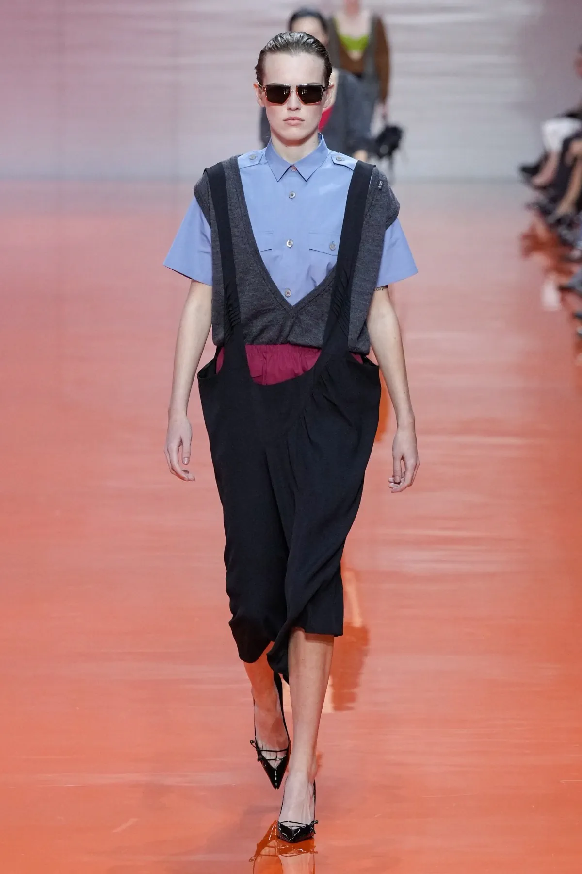 Prada Xuân/Hè 2026 giải phóng thời trang bằng cảm hứng quân phục Prada Xuân/Hè 2026 giải phóng thời trang bằng cảm hứng quân phục