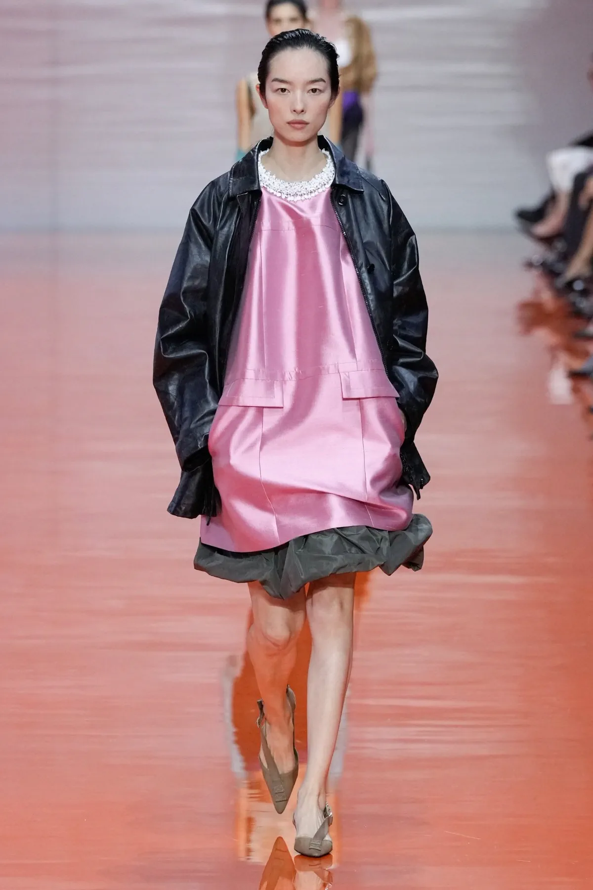 Prada Xuân/Hè 2026 giải phóng thời trang bằng cảm hứng quân phục Prada Xuân/Hè 2026 giải phóng thời trang bằng cảm hứng quân phục