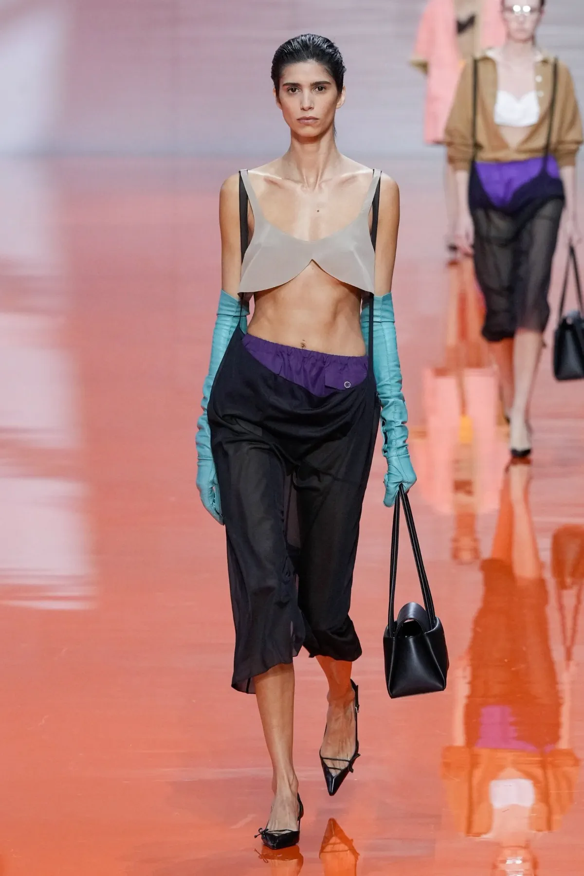 Prada Xuân/Hè 2026 giải phóng thời trang bằng cảm hứng quân phục Prada Xuân/Hè 2026 giải phóng thời trang bằng cảm hứng quân phục