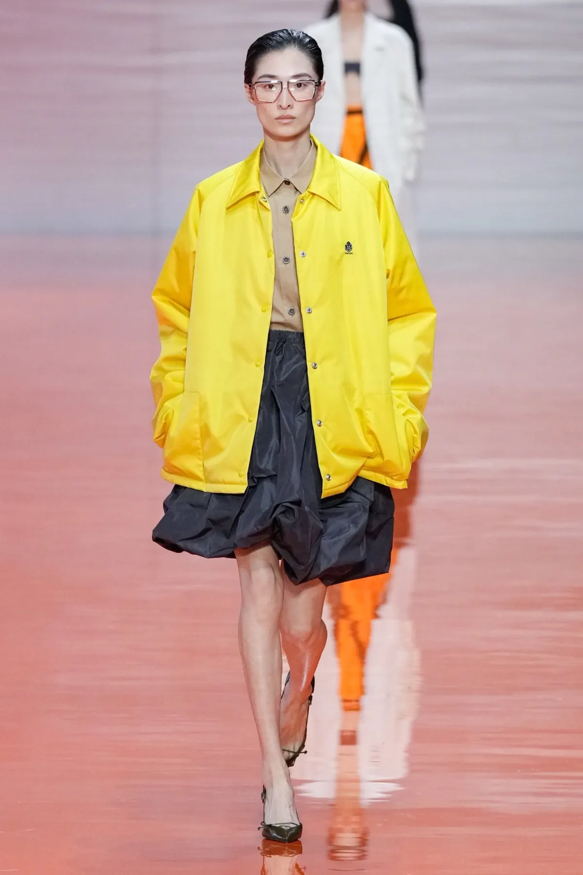 Prada Xuân/Hè 2026 giải phóng thời trang bằng cảm hứng quân phục Prada Xuân/Hè 2026 giải phóng thời trang bằng cảm hứng quân phục