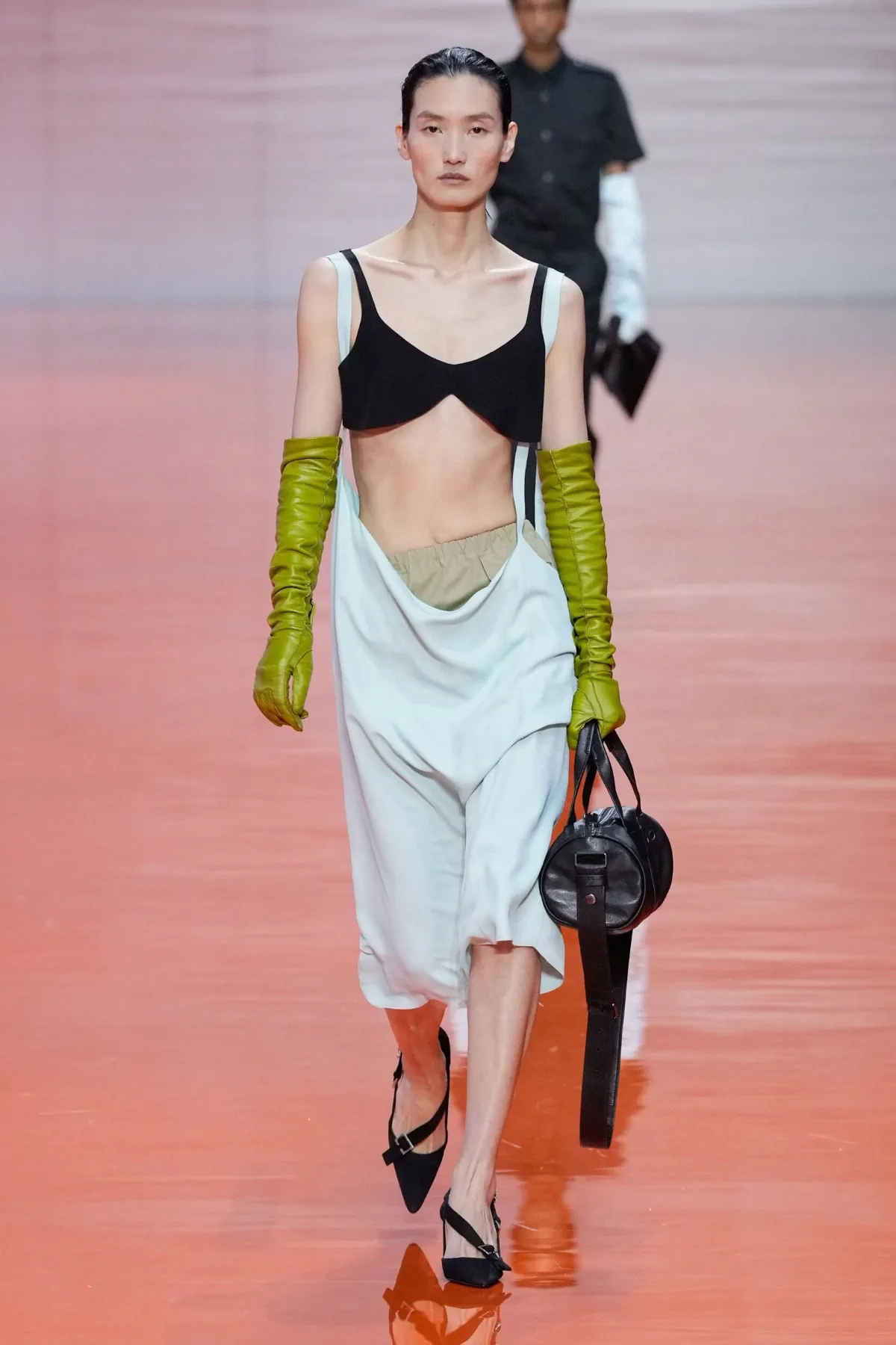 Prada Xuân/Hè 2026 giải phóng thời trang bằng cảm hứng quân phục Prada Xuân/Hè 2026 giải phóng thời trang bằng cảm hứng quân phục