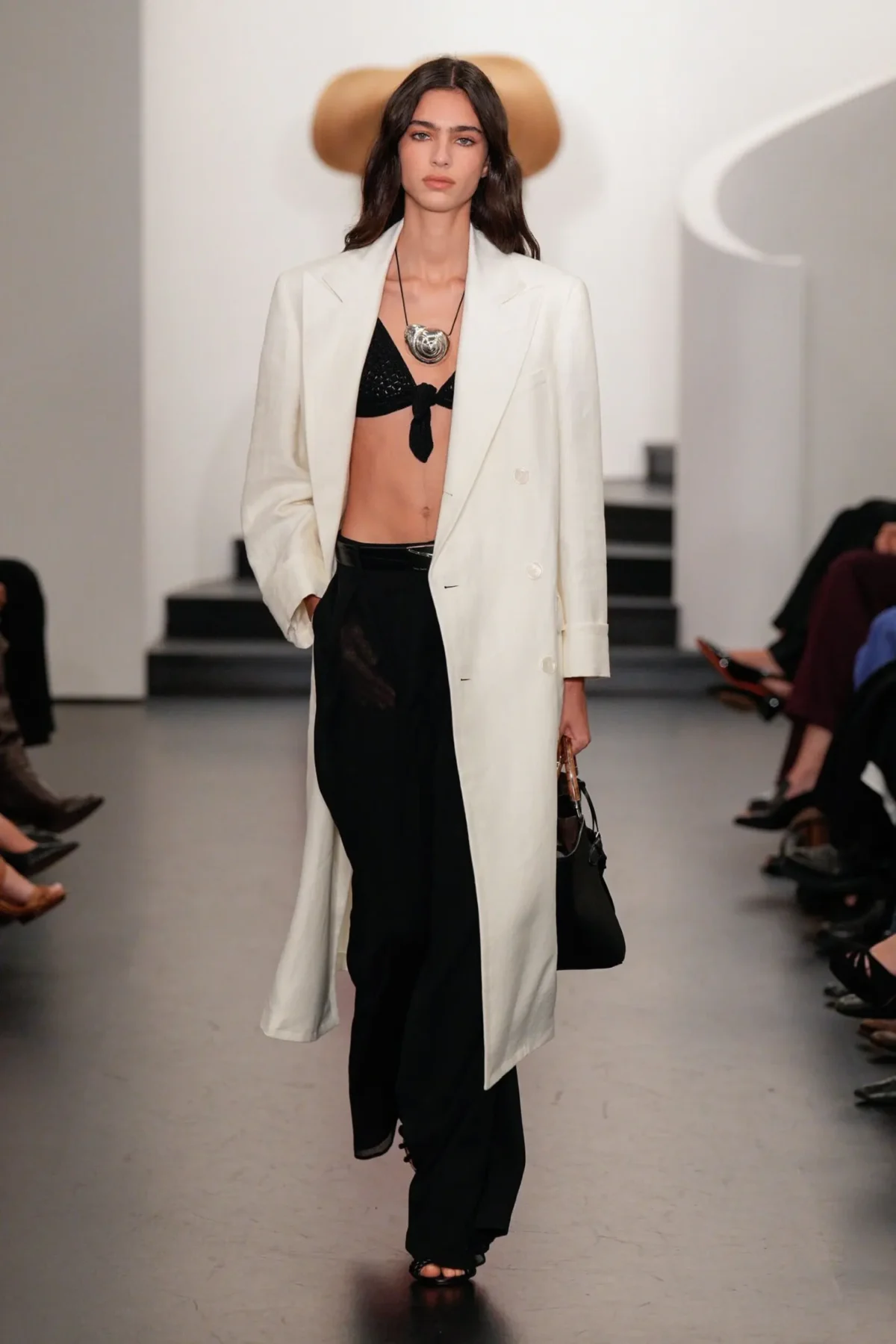 Ralph Lauren Xuân/Hè 2026 định nghĩa lại vẻ đẹp tối giản thời hiện đại