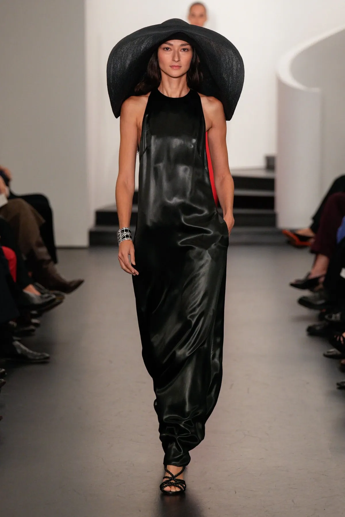 Ralph Lauren Xuân/Hè 2026 định nghĩa lại vẻ đẹp tối giản thời hiện đại