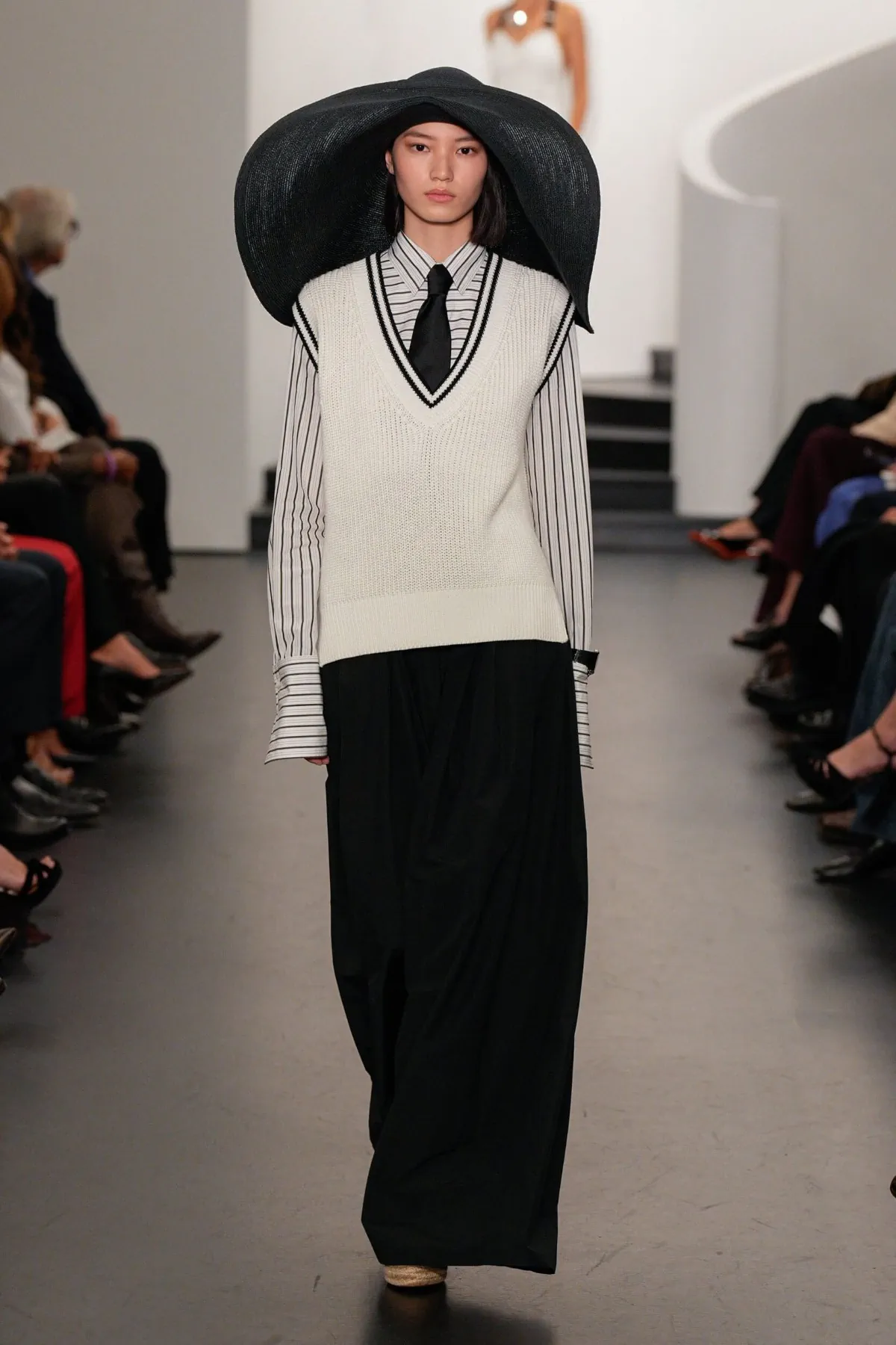 Ralph Lauren Xuân/Hè 2026 định nghĩa lại vẻ đẹp tối giản thời hiện đại